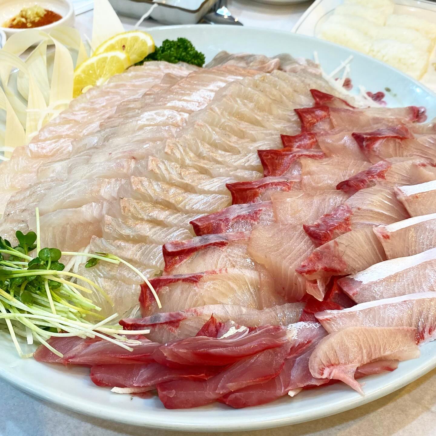 #대전맛집 #중리동맛집 중부회센터🐟

대방어 1kg 45,000원
💛대광어 1kg 40,000원👍
과메기 25,000원💕

✔️매장 이용 방법💛
1. [식당 이용/포장] 중 해당하는 번호표 뽑기🌟
2. 1~2층 대기실에서 대기😘
3. 번호 확인 후 횟감을 선택하고 계산한 뒤 
계산서를 가지고 2층으로‼️
4. 카운터 직원에게 확인 후 자리 안내 받기
5. 식사 후 상차림 비용 및 기타(주류 등) 추가 금액 계산‼️

✔️기본 상차림 3-4인 기준 16,000원
상차림 구성: 새우튀김🍤, 초밥밥🍣, 생선구이🐟, 콘옥수수🌽, 
연두부, 롤초밥, 미역국, 샐러드🥗 등🫶
🔥 리필시 추가 요금 발생‼️

✔️방어는 기름기가 매우 적어 대방어 특유의 맛을 
느끼기 힘들었습니다😭
✔️광어는 싱싱함이 느껴지고 식감도 쫄깃‼️ 완전 강추💙
🌟과메기는 비린맛 거의 없이 쫀득함이 살아 있고
구성도 알차서 평소 과메기 좋아하시는 분들께 추천합니다💕

주소: 대전 대덕구 계족로 544
영업시간: 매일 11:30-2:00
15:30-16:30 브레이크 타임🔥
주차공간 있음⭕️
예약 가능⭕️
