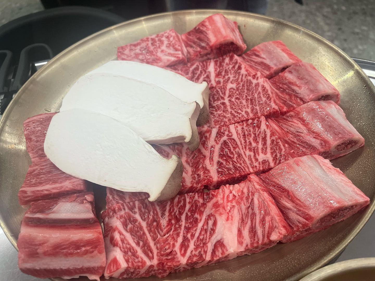 해운대생갈비 수원매탄점 👍
이날 먹은게 엄청난데 내폰은 떠리우님에게 있어서 사진에 다 못담은게 너무 아쉬웠당😭
육회부터 뭉티키 냉면 양념갈비 등등 너무 배터지게 먹었당😙
-
-
-
#한우해운대연탄생갈비수원매탄점 #한우해운대연탄생갈비 #수원매탄맛집 #수원맛집 #생갈비맛집