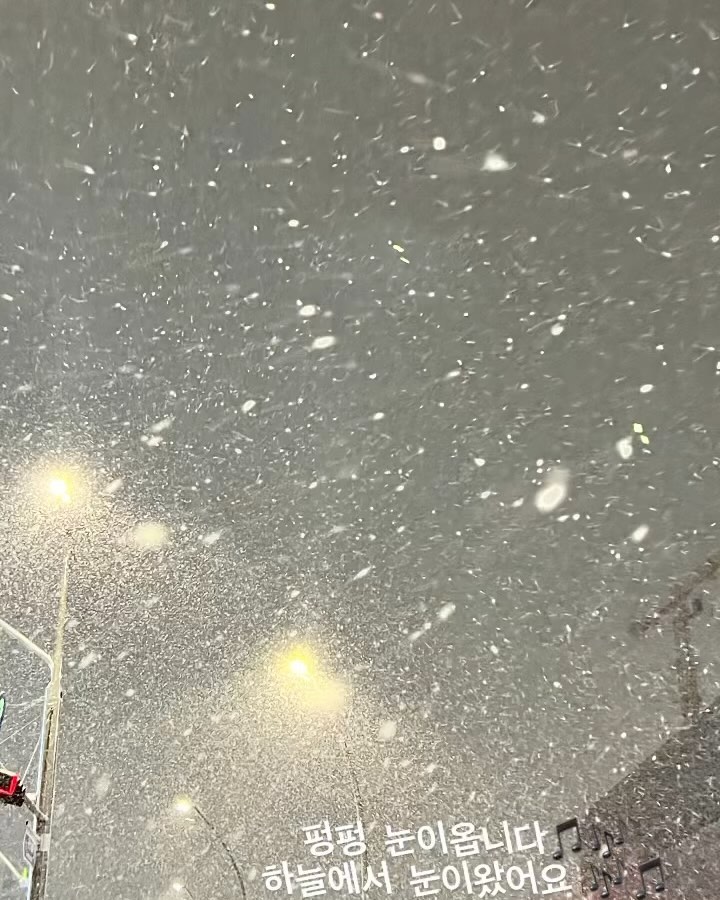 .
#20240106_토요일 
눈이 펑펑왔습니다 ❄️
길에는 솜씨 좋은 분들의 눈사람(?)들이 가득 ㅋㅋㅋ
어쩜 솜씨가 이렇게 좋을실까요?? 부러운손재주👍
귀여운거보고 기분좋게 귀가했어요 감사합니다 💚

#눈이펑펑 #눈작품 #☃️ #강서구청 #발산 #마곡 #멋지다 #👍 #기분좋아