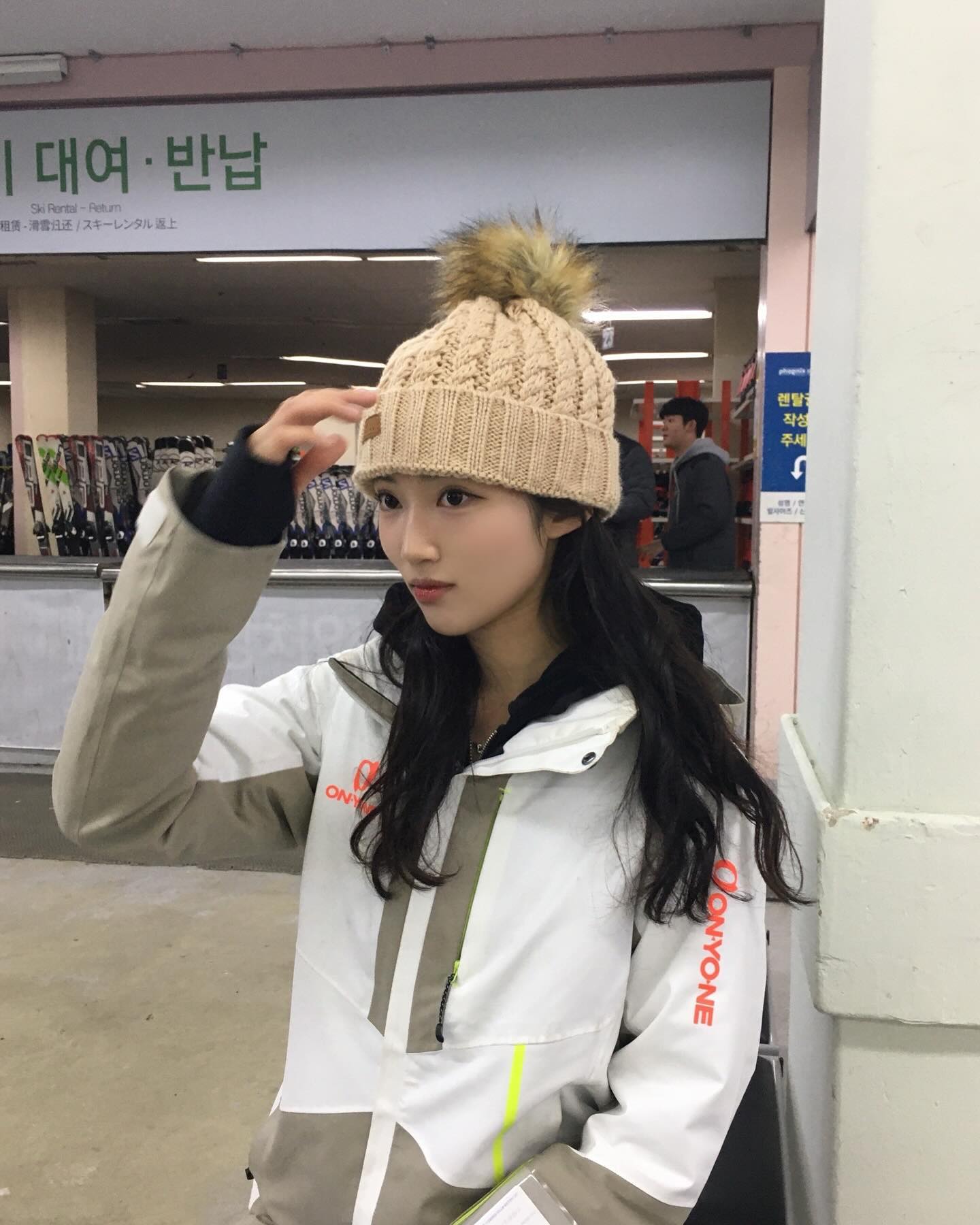 눈 오는 날 스키 타기⛷️🤍
