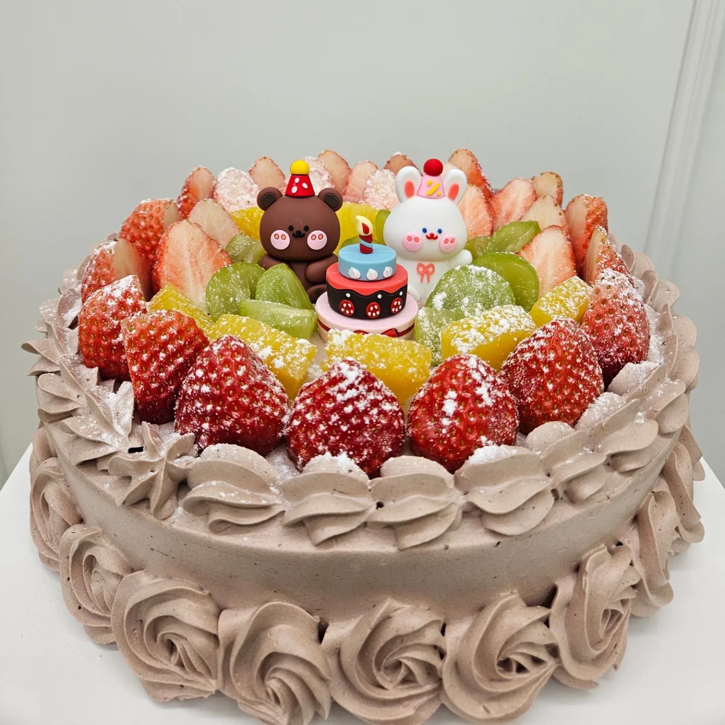 대형 4호 주문 케이크 
🍇 과일 듬뿍 너무 좋아해주셔서 감사해용♡ 

#주문제작 
#주문케이크 
#과일케이크 
#생과일