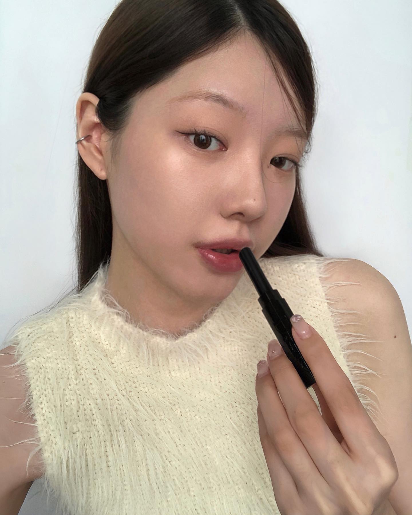 #협찬 with dinto_cosmetic

19세기 영국의 문학가문 브론테에서 영감을 받은 딘토 브론테 멜팅 립밤⚜️🖋️

입술이 편안하면서 쉬어하게 비치는 쫀쫀한 광막의 립밤이었는데요.💄 
착색 없이 여리여리하면서도 맑은 컬러감으로 맨 얼굴에도 무리가 없더라구요. 🫧

여름뮤트인 저의 pick은 사진 순서대로 𝒜𝓃𝓃𝑒, 𝒜𝓃𝑔𝓁𝒾𝒶♥️ 

#제품제공 #Dinto #딘토 #브론테멜팅립밤 #립밤추천