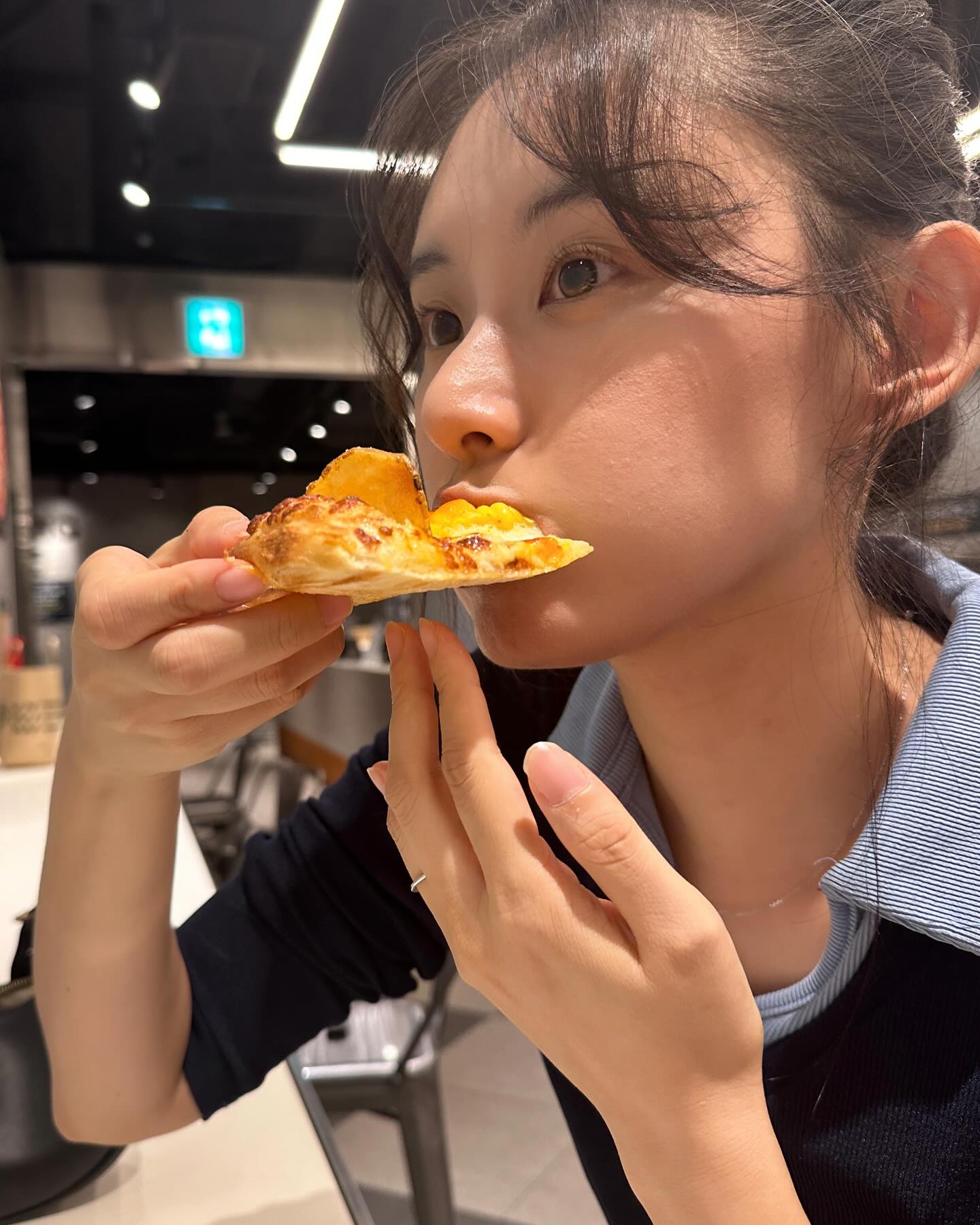 #협찬 피자몰의 신메뉴가 나왔대요!! 바로바로 자이언트 옥수수 피자!!🌽🍕더블세트로 "자이언트 옥수수피자랑 베이컨치즈파스타, 그리고 음료까지 먹을 수 있었습니당😋
자이언트 옥수수피자는 달콤한 옥수수랑 살짝 매콤한 소스가 환상적이였어용!!너무 맛있었습니당 또 먹고 싶네욤 🥹음료는 매장 이용시 음료 디스펜서를 무제한 으로 이용할 수 있어용!
9,990원의 가성비 좋은 피자 메뉴도 많은데다가 단제주문도 가능합니다!! 아이들 학교나 생일파티 모임때 주문하기도 좋을 것 같더라 구용!! 한번가서 먹어보세용😚

⭐️피자몰 NC신구로점
서울 구로구 구로중앙로 152 NC신구로점 B1 피자몰
※ 운영시간
매일 10:30 - 21:30 (라스트오더 21:00)
☆ 피자몰 공식 인스타그램에서 식사권 증정 이벤트 하고 있으니 까 참여해보세요~! pizzamall.official
☆ 단체 주문은 매장에 문의하세요 (02-6923-2116). 

#협찬 #구로역맛집 #구로역혼밥 #구로맛집