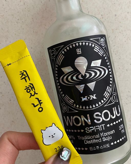 Yυммумσσ∂  |  Auckland, NZ 🇳🇿 on Instagram: "#광고 추석하면 빠질 수 없는것중에 하나 술!이죠. 그리고 또 술하면 이제 빠뜨릴 수 없는 숙취해소제 ‘취하냥’ 🐱

저는 개인적으로 숙취가 너~~무심해서 2-3일은 기본으로 가는사람이에요.. 그래서 술먹는게 무시무시한데ㅠ 취하냥을 만나고는 숙취에 대한 두려움이 쭐었어요!! 

이제는 술!이라는 소리만 들어도 꼭 가방속에 챙겨다니는 제품이고 술먹기전 술먹은 후에 하나씩 챙겨먹습니다!

효과괜찮구 다음날 일상생활가능할 정도인것같아요! 저처럼 숙취가 너~무 심해서 감당안되시는분 꼭 시도해보세용

뷰티앤부티에서 한해가 소개한 숙취해소제 입니당

#숙취해소제#숙취#숙취해소#취했냥#한해#뷰티앤부티 #원소주 #wonsoju #soju"