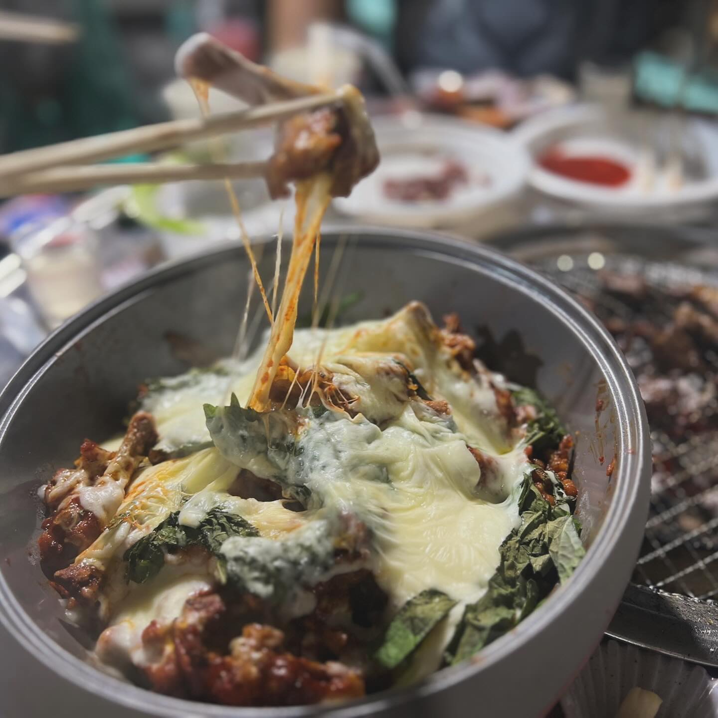 놀러가면 먹는게 빠질수없죠😆
먹는게 남는거 아니냐며 쉴틈없이 먹었던 어제 저녁 ㅎㅎㅎ
이거 말고두 오늘 아침까지 야무지게 먹고 왔답니당🤭
근데 진짜 사람의 위가 쉴틈없이 들어가는지.......대단👍🏻

인님들 주말 마지막 잘 보내고 계신가요 ㅎㅎㅎ❤️

#닭발 #치즈닭발 #오뎅탕 #가리비찜 #육회 #뭉티기 #갈치숯불구이 #구워먹는치즈 #뒷고기 #삼겹살 #오마카세 #ㅋㅋㅋㅋㅋ