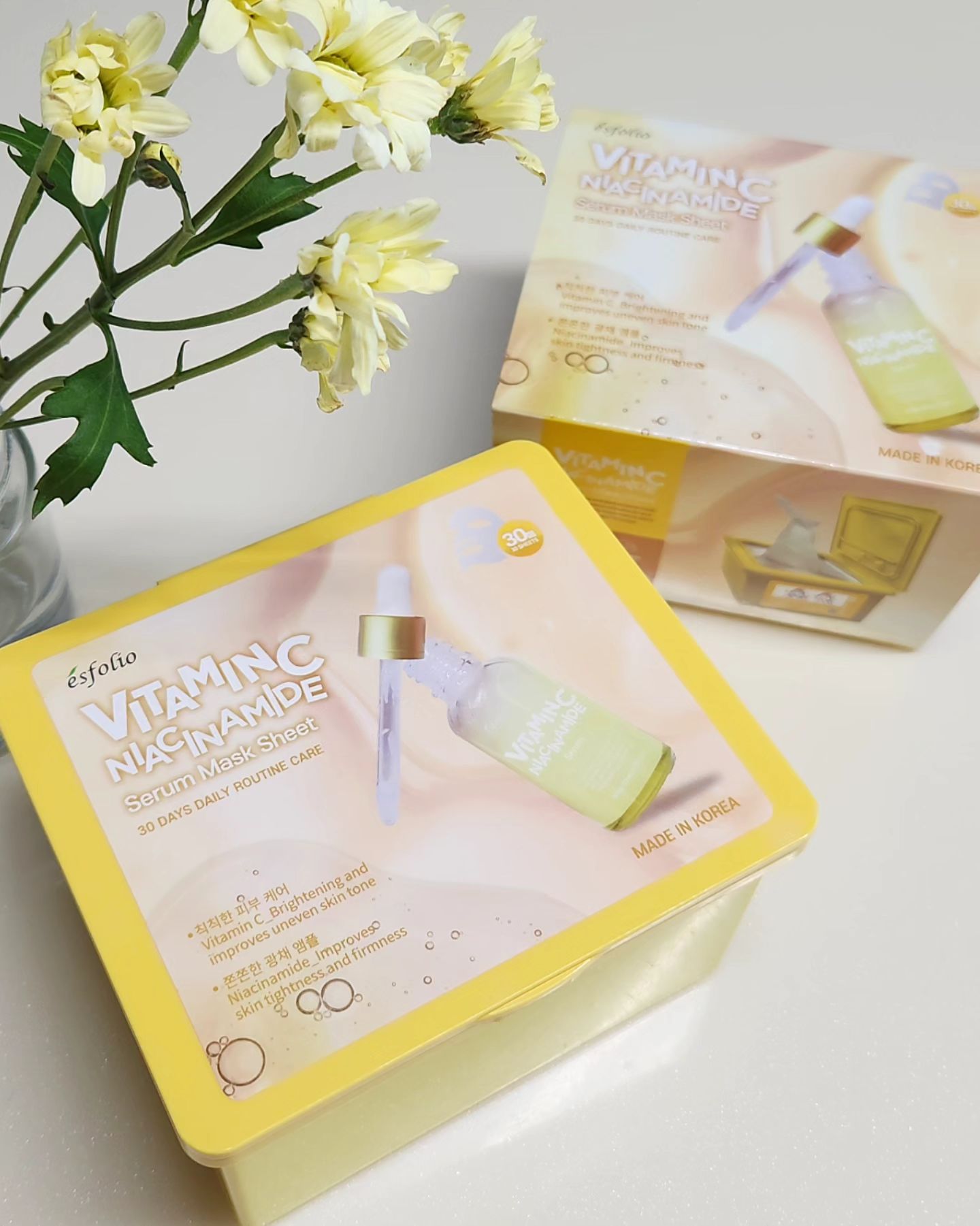 #협찬 

💛비타민C 나이아신아마이드세럼 뽑아쓰는 마스크시트 400ml

비타민C 앰플 13병이 한통에 들어
매일 간편하게 뽑아쓰는 데일리 마스크이예요!

30매가 들어있어서 1일 1팩하기 좋아요!
칙칙해보였던 피부가 촉촉하면서도 생기돋아 보이고
뽑아서 쓰면되니 너무 편하고 좋아요~
미니핀셋 내장되어 있어서 위생적으로 사용 가능해요!
아침에 5분 저녁에 10분 정도 해줘도 좋은데요~!
요즘 넘 덥고 자외선이 장난아니잖아요~
자외선 많이 받고 외출하고 온날은 무조건 더 열심히 팩 해주고 있어요!!
눈부신 피부를 위한 한장의 습관!
더 환해진 피부를 만들어봐요~!
 #에스폴리오 #미백관리 #잡티관리 #비타민마스크팩 #비타민팩 #대용량마스크팩 #뽑아쓰는마스크팩 #1일1팩 #나이아신아바이드 #비타민 #비타민앰플 #비타민세럼 #마스크팩대용량 #박스마스크팩