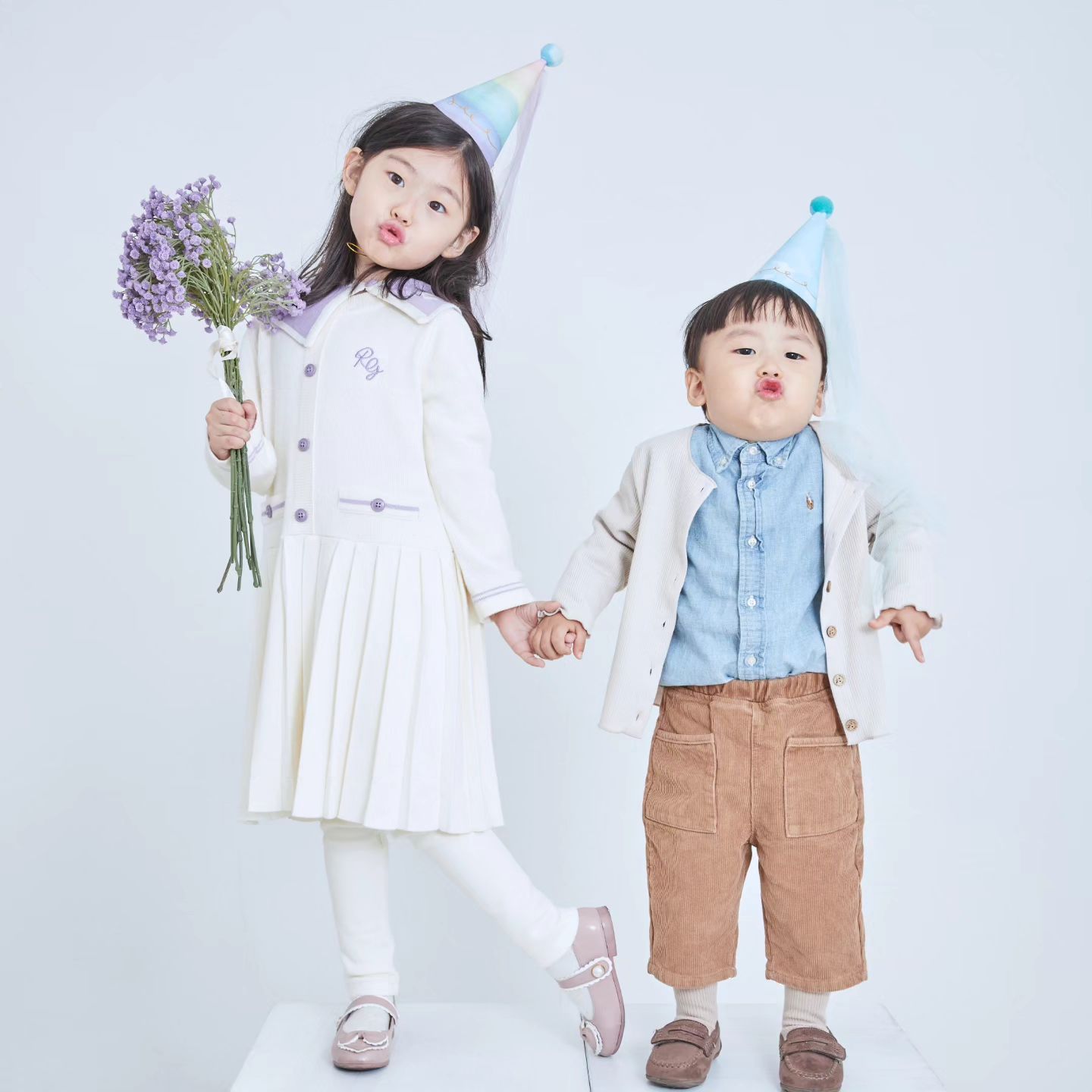 엄마 아빠 결기 최고의 선물
너희야 🙋🙋‍♀️
건강히 밝게 자라나줘서 고마오

.
.
.
#우아남매 #라뷰 #결기선물#가족 #남매사랑 #귀염둥이들 #포즈장인