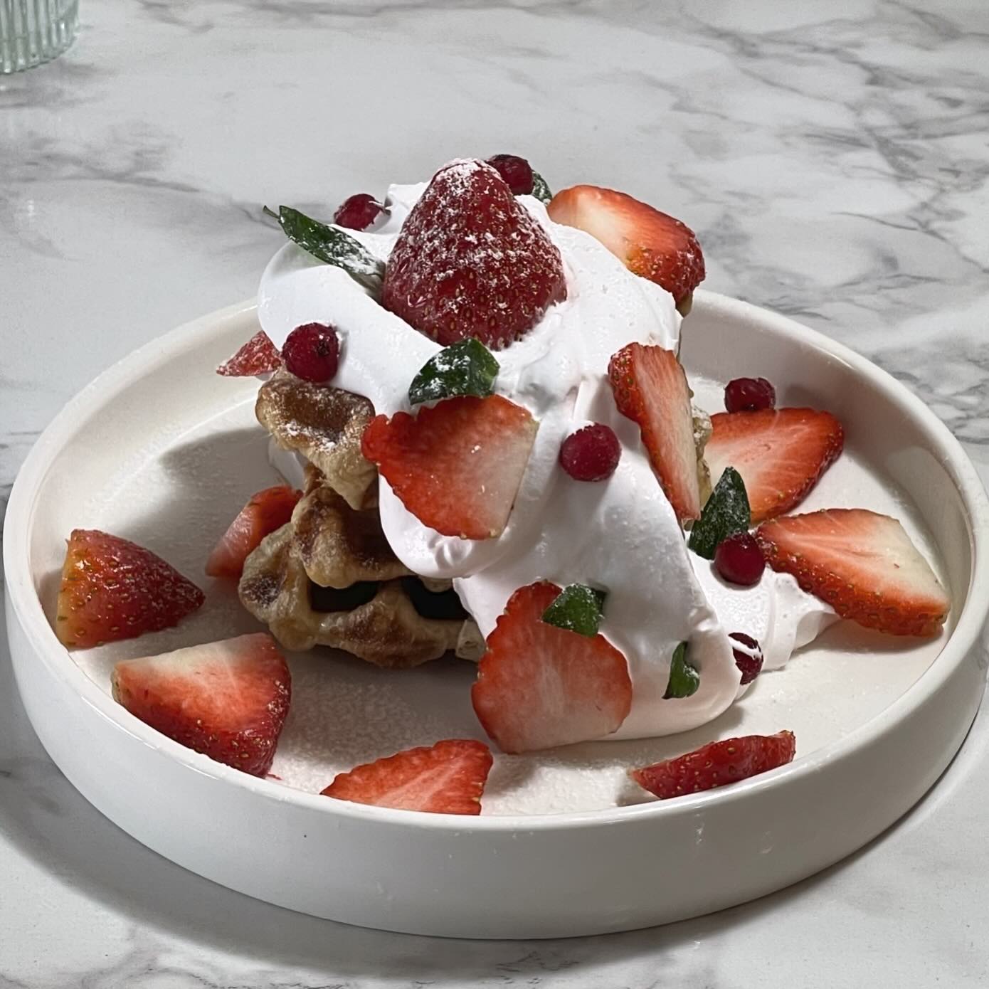 딸기크로플🍓♥️🧇
쫀득 달달한 크로플 켜켜이 쌓아 수제생크림과
딸기, 베리베리가 올라간 달콤상큼 디저트!