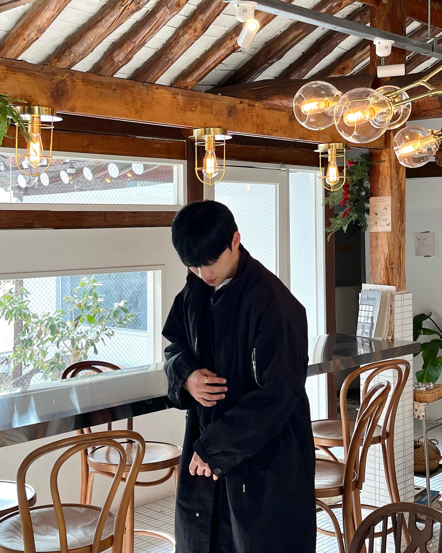 오랜만에 방문한
여전히 좋은 한옥 카페 ' 고데레 '
.
.
친형과형수님, 조카들이 갑작스럽게
순천을 방문 해서 함께 점심을 먹고 근처에
카페를 생각 하던 중에 떠오른 인테리어가
너무나도 내 취향인 고데레. 역시나 변함 없이
예쁜 공간으로 남아 있었다. 공간에 있는 동안
너무 따뜻하고 편안 했고, 오랜만에 마신 바닐라라떼는
파우더가 들어가 더욱 내 취향이었다:)
.
.
🔹고데레 정보
주소 : 순천시 장명5길 11
문의 : 061-742-0072
운영시간 : 오전11시30분~오후9시30분
휴무일 : 월요일
