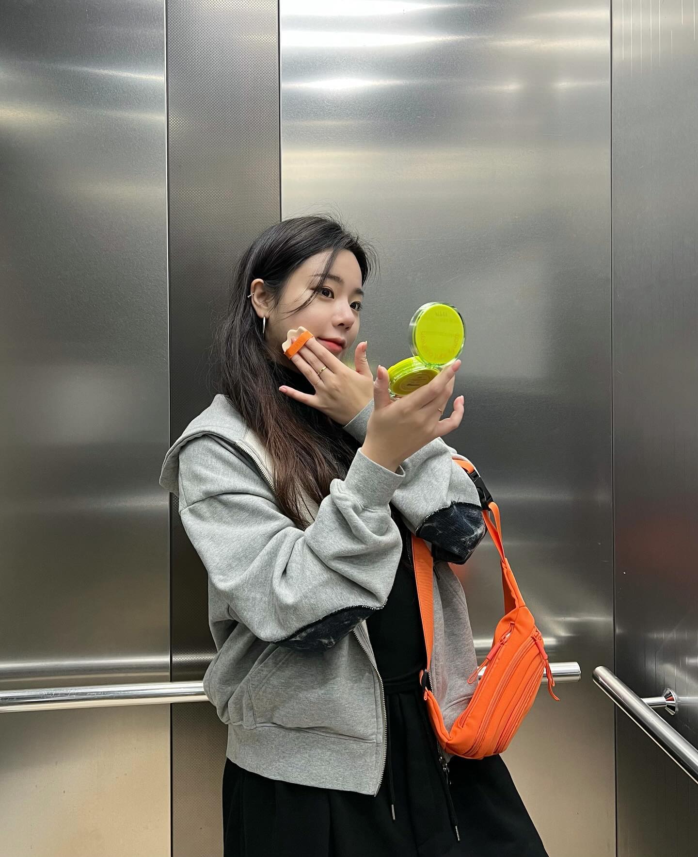 #광고 오늘 날씨 무슨일 너뮤츄어🥶

겨울엔 화장 들뜨기 쉬운데, 공들이지 않아도 맑고 예쁜결 루나 #아이돌쿠션 만 있으면 돼💚
요즘 아이돌들의 텁텁함 없이 맑게 차오르는 #생기글로우
얇고 가볍게 챡! 쉬운 #얇착 레이어링
가볍게 톡톡 해주면 공들인 메이크업 완성💚

 #루나 #컴피라이트 #컴피라이트쿠션 #맑은결쿠션 #루나쿠션 #금손퍼프 #쿠션추천 #올리브영쿠션 #엘베샷