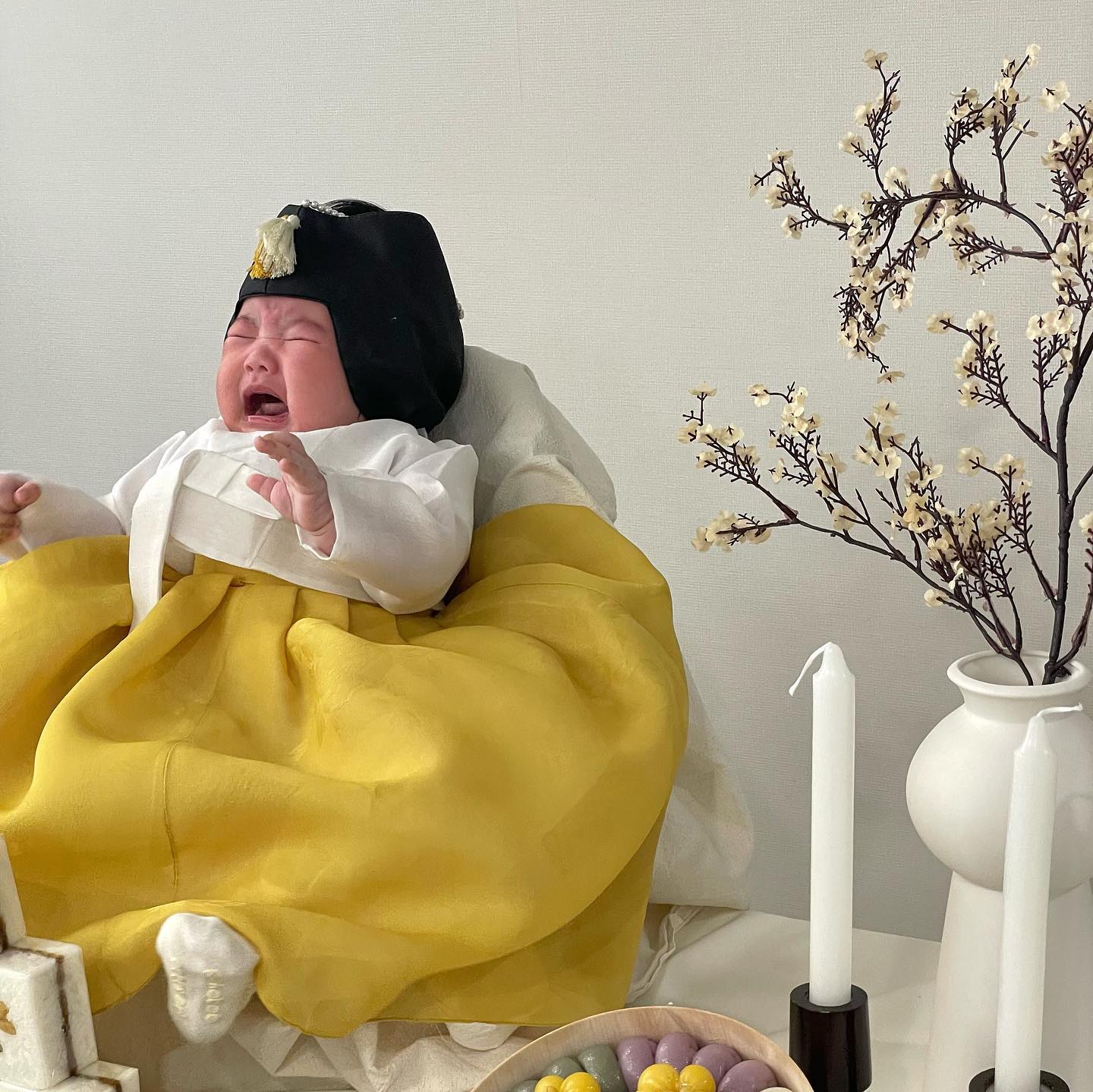 우는 모습마저 귀엽🤣 
조바위 너무 싫어해서 울고불고 이틀동안 찍었다야... #100일