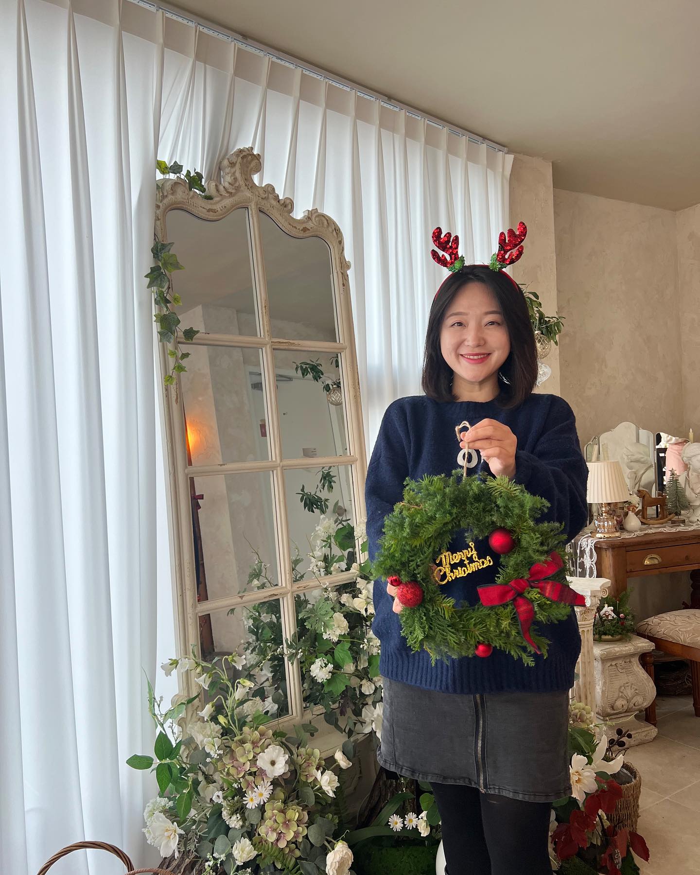 이번 연말엔 돈을 좀 썼어요 ^^

전 물욕은 좀 없는 편인데 ㅎㅎ
나이가 들수록, 
‘언제 또 이런거 해보겠어’
‘남는건 사진이랑 추억 뿐이지!‘
란 생각으로 안해본 새로운 경험을 하거나
좋은 사람들과 추억을 남기는데 도움이 되는 것엔
돈을 좀 쓰게 되는 것 같아요 : )

때론 ‘허세’로 치부되는
오마카세, 호캉스, 핫플 탐방도 ㅎ
단순 보여주기식이 아닌
찐으로 그 시간을 즐기는 거라면
충분히 그 돈을 지불할만한 가치가 있는
좋은 경험이라고 생각해요~

그리고 ㅎㅎ 직업이 직업인지라,
제가 맡고 있는 브랜드가
고객들에게 어떤 경험을 제공해야 비싸더라도 
‘그래, 돈 쓸만하네, 충분히 가치가 있네‘ 
라고 생각하게 될지 고민이 되더라구요~

가성비가 아닌,
경험 가치로 소비한 경험이 있으면
공유 좀 해주세요 ^^ 
(돈 쓸만했다!! 하는거 ㅎㅎ)

♥️ 친구들과 연말 1박 코스
hotelnaruseoulmgallery 
odt.mode 
MAUM (한식일식 오마카세, 공덕)
720b_flower 리스만들기 클래스
+ 기타..카페들 ㅎ

#마케터일상 #추운펭귄생각 #추운펭귄일상 #brandexperience #친구들과 #크리스마스에뭐하지 #경험소비 #가치소비 #마케터일기