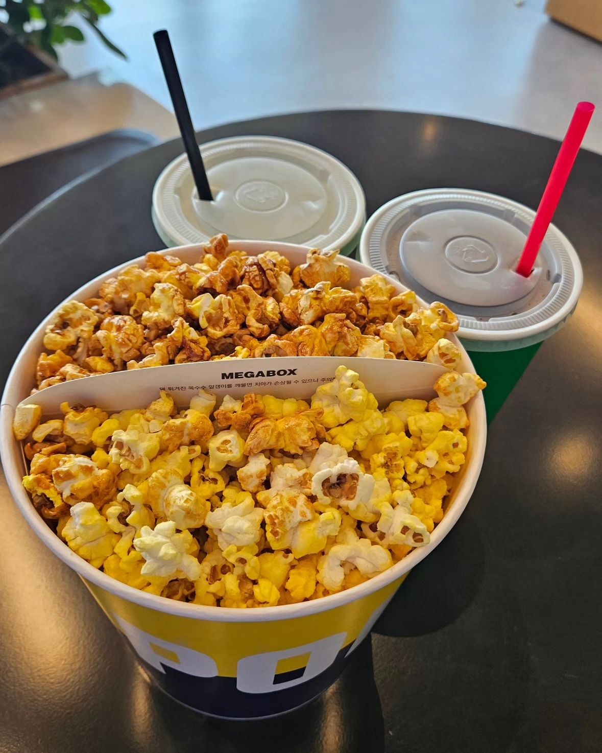 오랜만에 영화관 데이트🍿

요즘 인기 있는 인사이드 아웃2를 보러 갔는데
너무 재밌었고 마지막에 살짝 눈물이 났지만
짝꿍이 우는거 아니냐고 눈물을 닦아줬어요🥹

포토카드도 짝꿍이 하고 싶다고 해서 만들어 봤는데
포토카드 너무 귀엽지 않나요?🤭

연애 초반에 자주 했던 인형 뽑기도 해봤지만
인형 두 개 뽑는데 16,000원 쓴 우리🤣
우리 다음부터 인형 뽑기는 하지말자😂

내일은 3000일 기념일 피드로 돌아올게요❤️