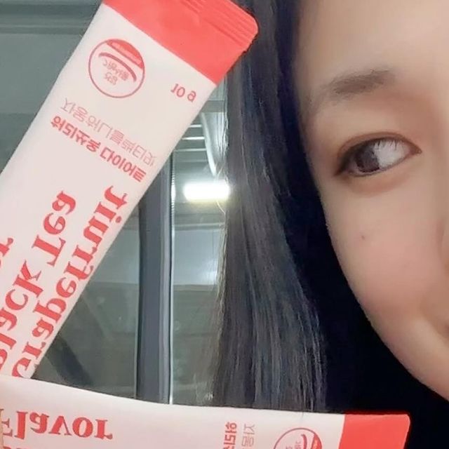  멍뭉지 🐶 on Instagram: "#광고 
이렇게 맛있는데 다이어트가 된다고 ?
체지방과 배변+혈당을 동시에 케어하는 현대인들을 위한 건강기능식품! ’헬스하우스 허리쏘옥 다이어트 자몽허니블랫티‘

라운딩 갈 때 한포씩 물에타서 가져갔더니 완전 인기만점 >< ! 먹기도 편하고 무엇보다 목마를 때 음료 대신 마셔주니 갈증도 해소되고 정말 좋네요~~ 거기에 다이어트까지 !!! 배변활동도 좋아지는 것 같아서 저는 꾸준하기 섭취해볼 생각이에요~ 우리 다같이 건강하고 맛있는 다이어트 어때요~?

#광고#다이어트보조제#다이어트음료#저당음료#허리쏘옥다이어트#칼로리컷팅제#탄수화물컷팅제#다이어트제품#다이어트식단#저칼로리음료#변비에좋은차"