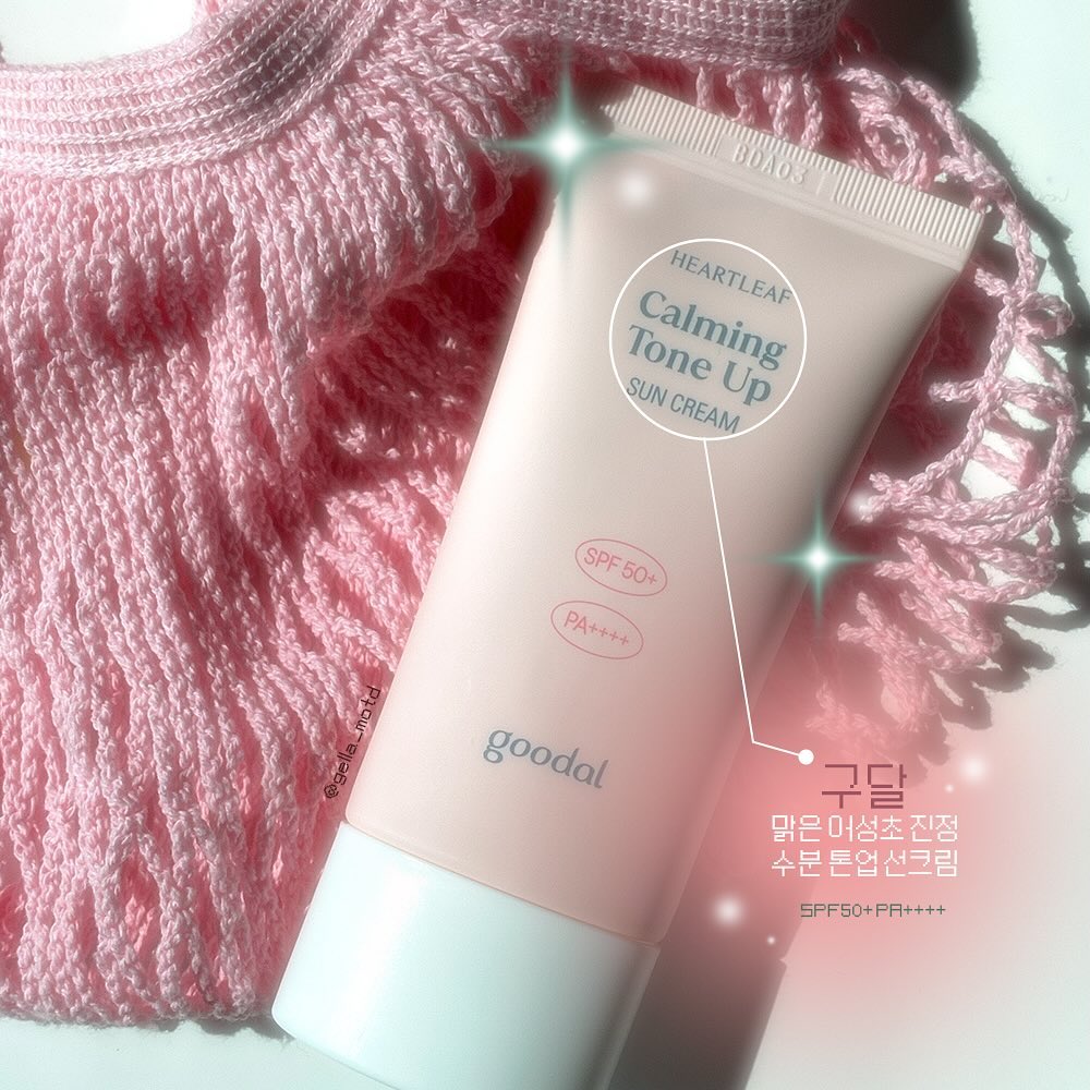 안녕하세요 젤라에요 🤍
처음으로 선크림 추천글 가지고 와봤습니다✨

이벤트 당첨돼서 받아본건데, 찐이면 추천드리고 싶어서요.. 😎
약 한달간 사용해보느라 늦어졌네요 

제가 데일리로 구달 진정 수분선크림 쓰고
톤업 선크림으로는 메이크프렘 쓰고 있단 말이에요.

근데 이 구달 톤업수분선크림은 이 두개의 장점을 합쳐놓은 늒임이에요.
수분 선크림이라 발림성은 말모, 너무 좋고
톤업도 자연스럽고 원래 피부톤에 찰떡으로 올라가더라구요?

다만, 단독으로만 바르기에는 지성인 제 피부에 좀 번들거리는 감이 있어서
화장 전에 다크닝 방지용 + 쫀쫀피부 선크림으로 추천드려요🫶🏻
눈시림도 없고 은은하게 모공커버도 돼서
파데나 쿠션 전에 톤업베이스 느낌으로 써도 좋을 것 같아요!

평소에 구달 수분선크림 잘 사용하셨거나
베이스 메컵 다크닝 방지되는 촉촉한 선크림
찾으시는 분들에게 추천드려요🩷

-

goodal_official 

#제품제공 #이벤트당첨 #구달 #goodal #수분선크림 #올영추천템 #톤업선크림 #코덕 #코덕맞팔