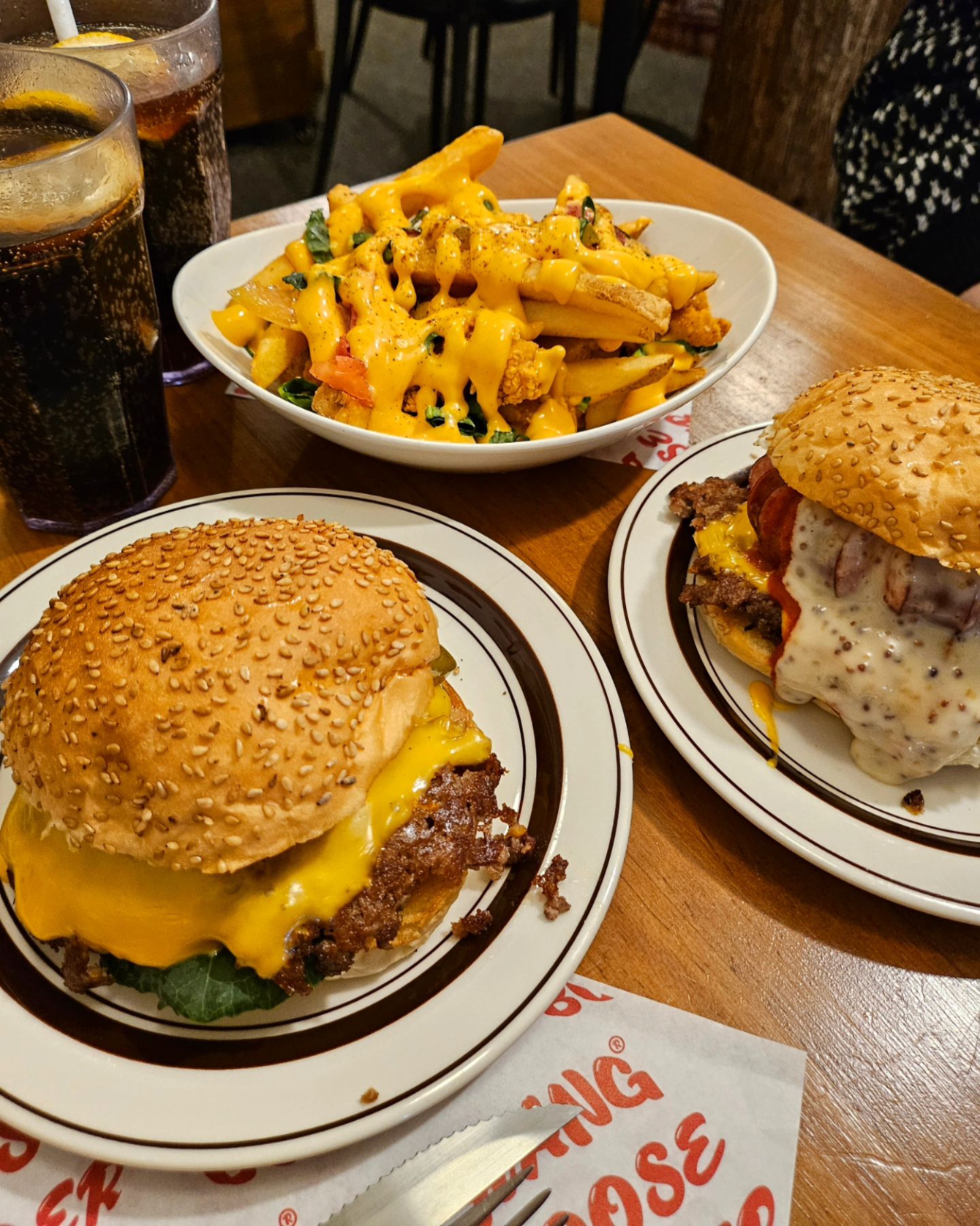행궁동 햄버거 1티어🍔
hanglooseburgers

완전한 수제버거에 패티가 녹습니다,,,!!!

버거 먹을 때 종이포장도 주는데 들고 먹을 사람은 따로 들고 먹게해주는 센스👍
감자튀김도 완전 미국스타일이라 마음에 들었어요.
인테리어도 미국감성 제대로네요.
제가 먹은 스모크버거는 안에 잔슨빌소세지도 있어서 너무 풍부하고 다양한 맛을 느꼈어요!
데이트나 친구들끼리도 편히 가기 좋은 곳 추천💯

#행궁동맛집 #행궁동햄버거 #햄버거맛집 #행궁동맛집추천 
#수제버거추천 #수제버거맛집 #행루즈버거 #수제버거  #행루즈버거수원점 #행궁동데이트 #수원햄버거 #햄버거