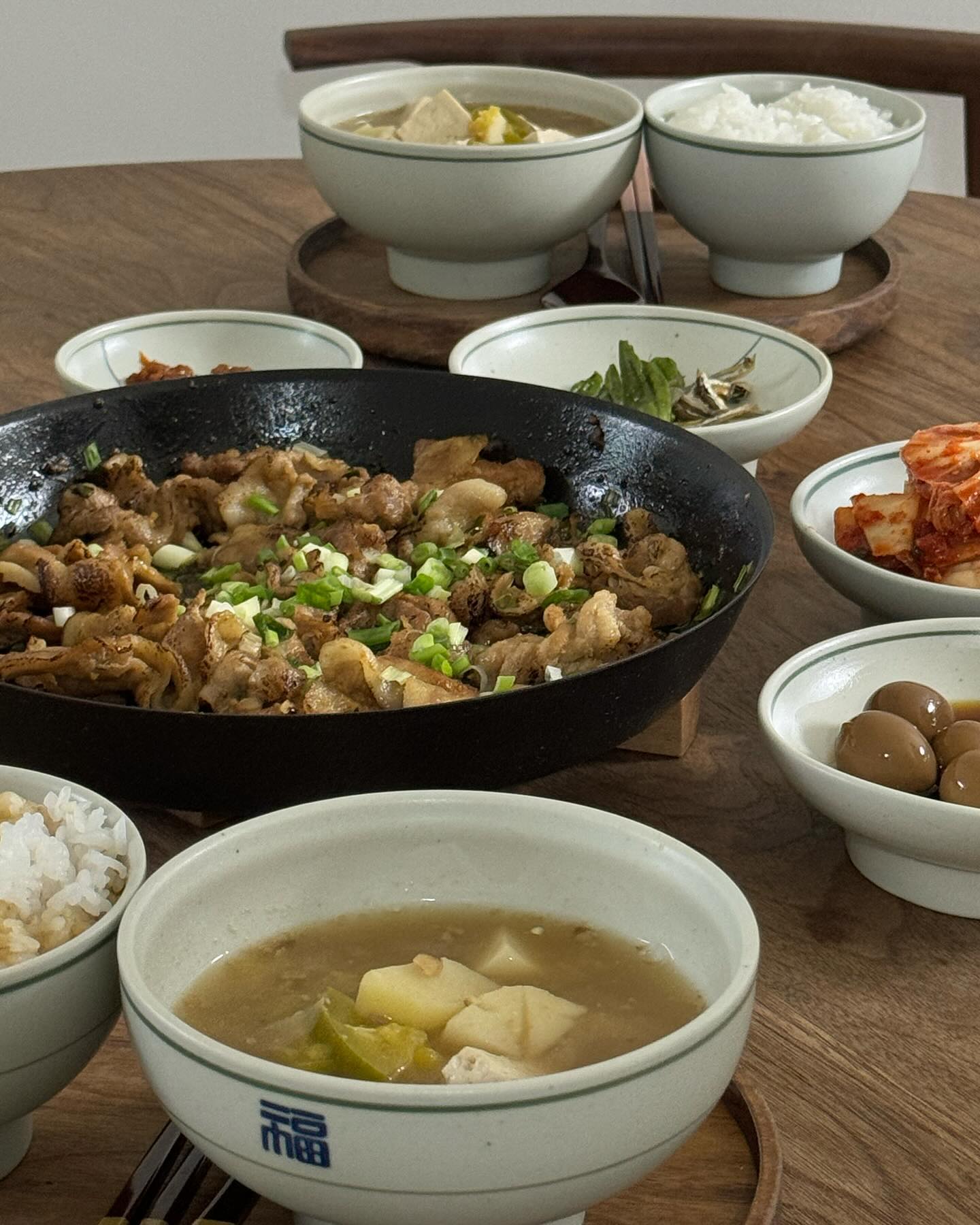 가정식의 간장대패삼겹

양념섞인 고기요리를 하면 꼭 토치질을 해요
고기에서나는 불맛이 너무 좋더라구요 😂

그리고 요즘엔 종종 프라이팬채로 서빙을 하는데 
예쁜 그릇에 옮겨닮는것도 좋지만 이렇게 팬채로 서빙하는것도 투박한 매력이 있는것 같아요, 설거지가 줄어드는것도 좋구요 😊

내일은 청국장 끓여 비빔밥 해먹을 계획을하며 자러가봅니다 .
모두 좋은꿈 꾸세요 🖤

#집밥 #집밥스타그램 #그릇추천 #여기담기 #프라이팬추천 #버미큘라 #대패삼겹살 #요리소통