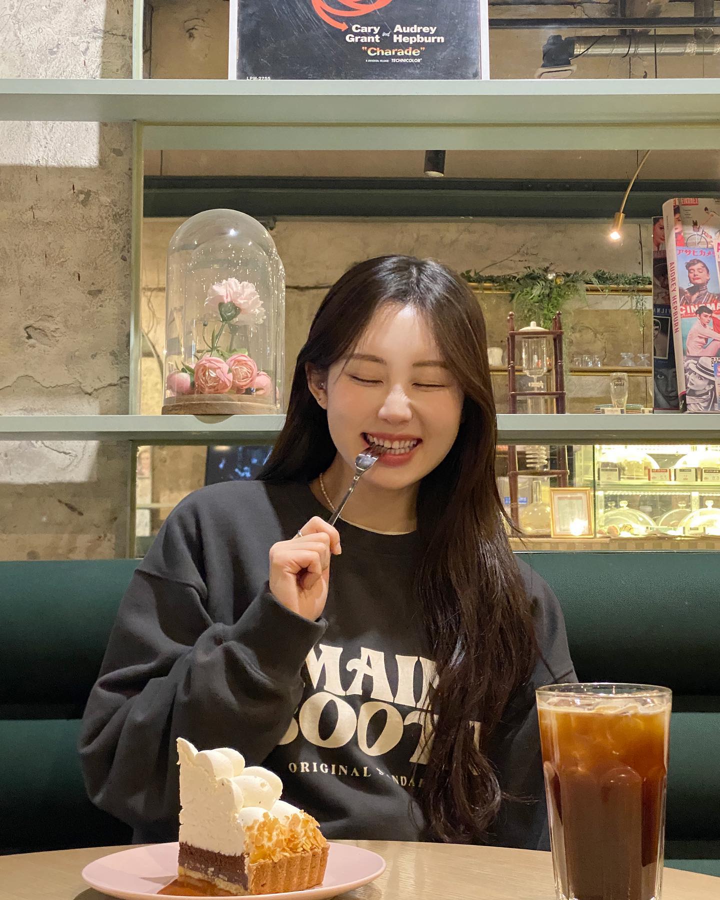 #협찬 

톤 다운된 쿨그레이 컬러라 얼굴도 화사해보이구 여기저기 휘뚤마뚤 코디 가능한 메인부스 맨투맨🖤
덕분에 예쁜 ootd 사진을 얻었따🫶🏻 💕✨ 예에