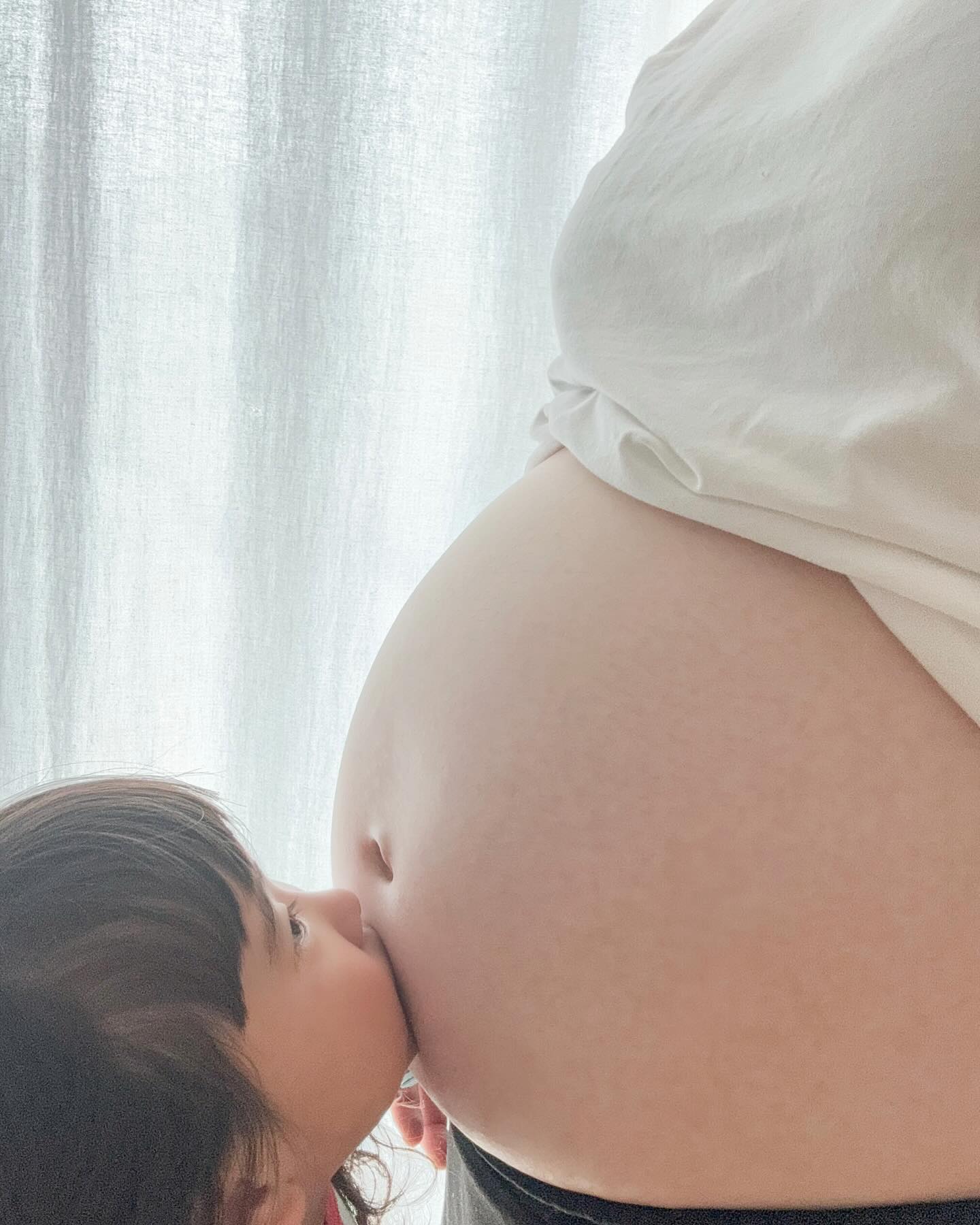 누나의 뽑뽀와 함께 찍는 32주 주수사진 👶🏻

배가 하루가 다르게 쑥쑥 커져서 이제 배꼽도 튀어나오려고 해요.. 그래도 둥이 때에 비하면 훨씬 작은데 그 사이 늙어버린 탓인지 더 무거운 느낌..

그래도 얼마안남은 자유의 몸으로 열심히 돌아다니고 둥이들이랑도 열심히 놀아주고 있는 #만삭임산부 화이팅 나자신✊🏻

#주수사진 #임신기록 #임신8개월차 #32주차 #32주차임산부 #임산부 #셋째맘