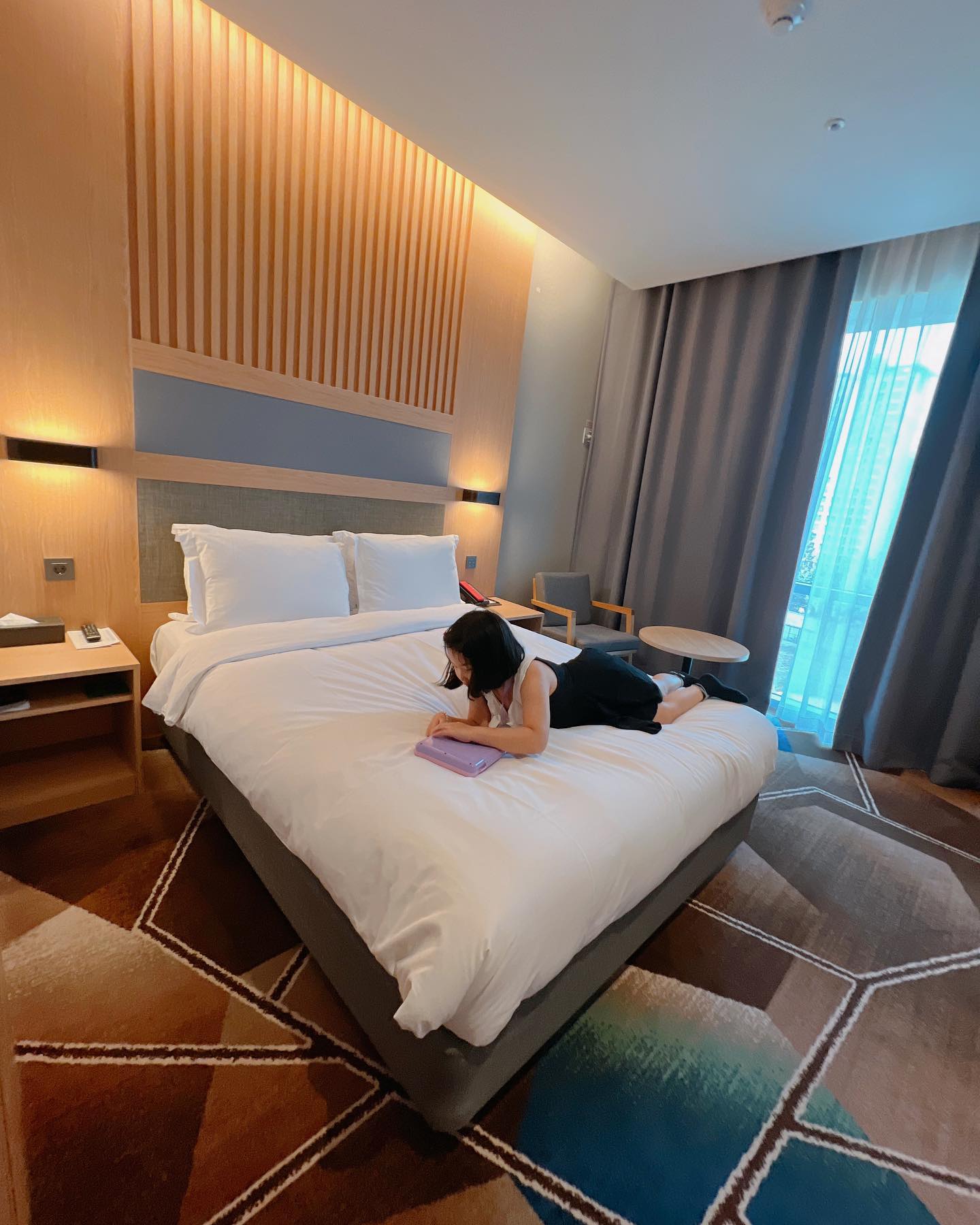 어제는 동탄에서 호캉스 였으나,
꼬비 퀵보드 잃어버린 죄로 호텔 구경도
못하고 꼬비한테 하루종일 키즈카페,
놀이터에서 시달렸다가 먼저 기절해버림

#고은빛인생
#드디어마지막날이왔다