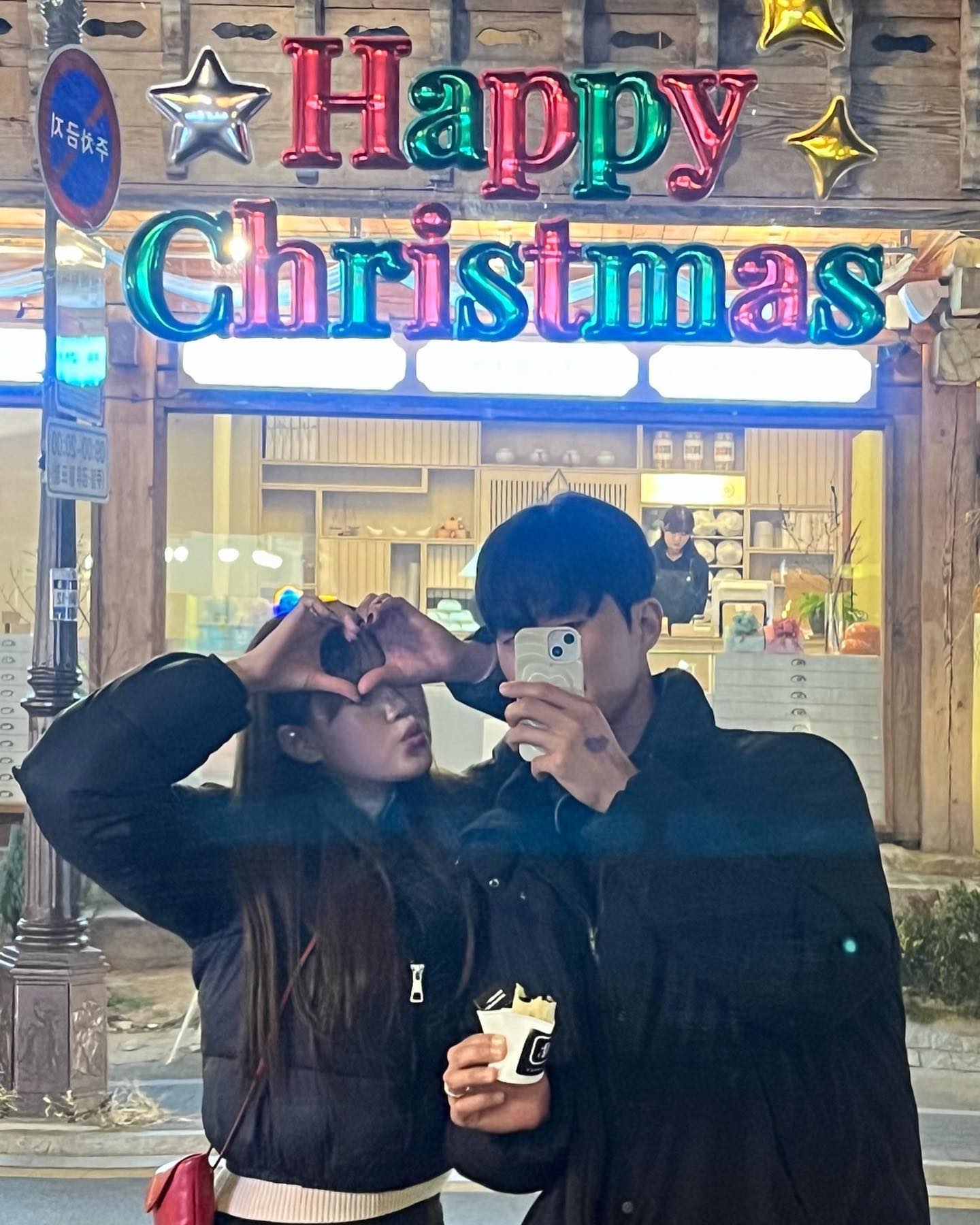 💝
1. 거리가 크리스마스임
2. 경주월드 짱 재미있음
3. 나는 정상적으로 오빠 찍어줌
4. 오빠는 대두샷으로 찍어줌…ㄱㅅ
5. Mz샷 찍어봄
6. 경주월드 지도 열심히 정독중이신 나의 오라버니
7. 무슨 바람이 들어서 혼자 저걸 탔을까 홍심장👍🏻
8. 벤틀리 사진 그만 보내라,,,앨범 터지기 일보직전임!!
9. 안녕히 가십시오.
