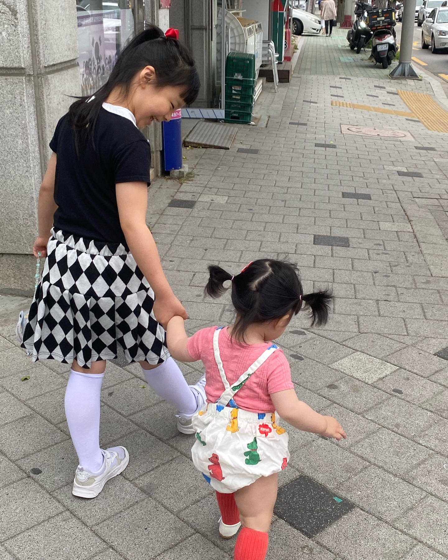 언니 손 잡고 걷는게 너무 신난 18갤 서아🐰
동네사람들 인사도 하고싶고 매우 뿌듯한가봄 ㅋㅋㅋㅋㅋ
돌고래 고음 발사하며 여기저기 참견하며 다니는 동생이 너어무 귀엽다는 주아ㅋㅋㅋ 둘 낳길 잘해따아 💛🧡🩵
여름이네 놀러가서 먹고마시고~~ 사진만 봐도 술냄새나는 지난 주말 당분간 금주하렵니다아^^..

#주아서아네 #올만에피드 #자매샷 #나중에보여줘야지 #내사랑들 #사랑해❤️ #7살터울자매 #자매맘 #딸맘 #맘스타그램 #주말먹방 #18개월아기 #귀여움그자체❣️ #육아맘 #육아일상 #성장기록 #딸룩 #낙곱새 #취저💘 #금주 #며칠이나갈런지 #주말일상 #공동육아 #친구랑노느라바쁜9살언니 #언니따라다니느라바쁜2살