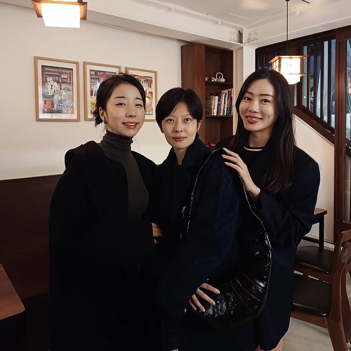 시끄러운 애들중에 그나마 조용한 아이들 셋🤟
지나가다 우연히 들어오게된 소바맛집에서 사장님이
셋이 사이좋게 찍어주셨다🖤
즐거워또 언냐들🫶🫶🫶

#성수동#소바마에니고#포제