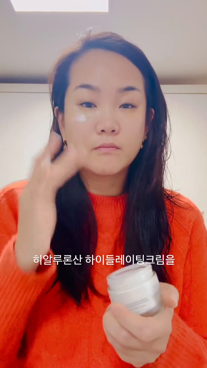 ✨헤이미쉬 모링가 세라마이드 히알루론산하이드레이팅 크림 ❤️❤️❤️

겨울철 자꾸 당기고 건조한 피부에 
전 헤이미쉬 모링가 세라마이드 
히알루론산하이드레이팅크림을 
쓰니 너무 좋더라구요. 

피부가 촉촉해지고
잔주름 예방에 너무 좋더라구요❤️❤️

피부에 좋은 모링가 오일 성분과 
히알루론산이 만나 
시너지를 내는 거 같아요.

피부 자극 테스트를 통과한
제품이라 청소년기 아이들과 
함께 바르고 있어요. 

#겨울크림추천 #헤이미쉬 #저자극크림추천 #하이드레이팅크림