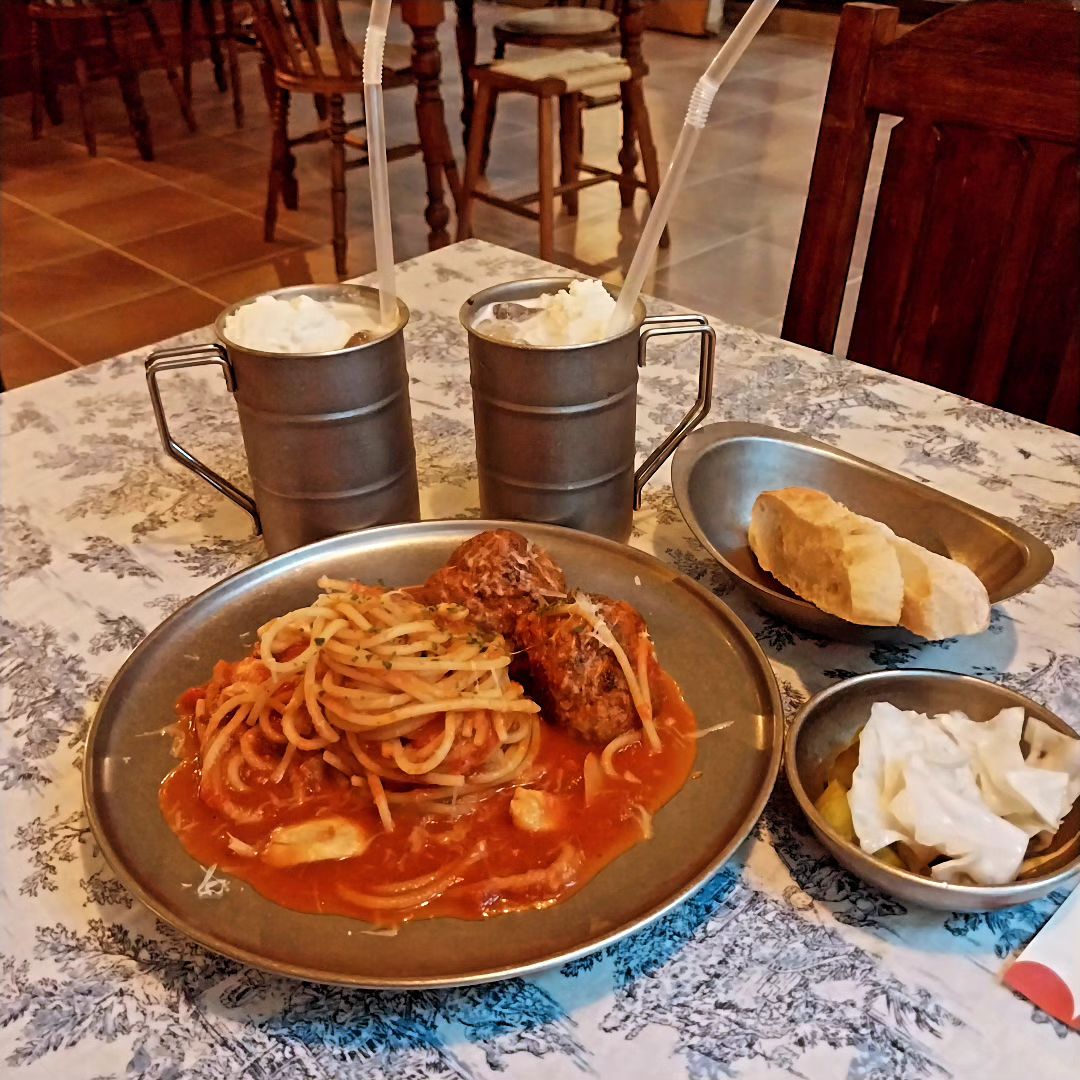 #만들다레스토랑#범계역맛집
분위기 좋은 레스토랑이었어요
야외에 파티를 할 수있는 공간이 있어서 여럿이 즐기고 싶을 때 좋겠더라고요👍

수제 미트볼 파스타와 음료는 크림라떼를 주문했는데 정말 멋있었어요
추천하고 싶은 메뉴입니다

동물성 생크림이 올라간 크림라떼는 부드럽고 맛있어요 

#범계데이트#범계핫플#범계역데이트#범계데이트코스#범계핫플레이스#평촌맛집#안양맛집#범계맛집#범계맛집추천#안양맛집추천#안양핫플#안양핫플#안양핫플레이스#안양데이트#안양데이트코스#의왕맛집#산본맛집#안양파스타#범계파스타#의왕파스타#산본파스타#산본스테이크#안양스테이크#범계스테이크