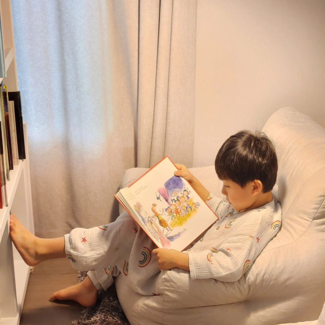 #도하형제 
 
주말 오전시간.
형이 책 읽으면 동생은 자연스레 책읽기.
우리집 첫째는 스스로 책육아.
둘째 책육아는 첫째가 시키는...ㅋㅋㅋ
엄빠는 좀 쉴게🤭
주말오전 독서로인해 매우 긴~ 시간 엄빠는 자유를 누렸다고 한다..😎