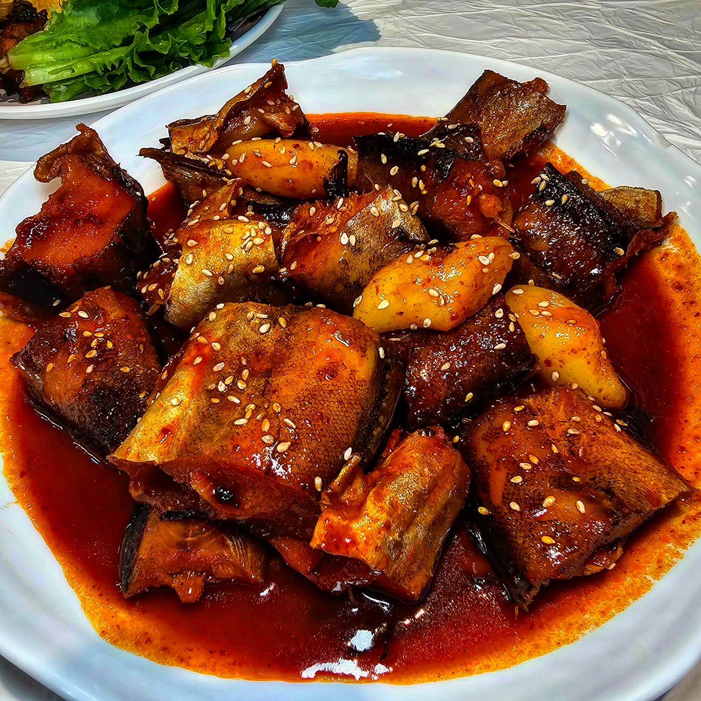 와! 믿을 수 없을 정도로 훌륭한 맛집을 발견했네요!!
#코찜코찜김포점
무제한으로 즐길 수 있는 코다리찜!
매콤한 양념이 깊게 배어든 코다리와 떡의 조화는 그야말로 예술!
코다리의 담백함과 떡의 쫀득함이 완벽하게 어우러져, 입안에서
사르르 녹네요!
특히 다양한 반찬과 함께 무한리필로 즐길 수 있어 더욱 만족스러워요. 떡볶이, 탕수육, 잡채 등 다양한 샐러드바 메뉴가 무한리필로 제공돼요.
넓은 주차공간과 다양한 테이블이 구성돼어 있어 김포에서 모임 장소
를 찾고 있다면, 가성비 최고인 코찜코찜을 강력 추천합니다!
📢팁 하나, 인스타보고 왔다고 하면 음료수 서비스!
한식&중식 뷔페, 코다리 무한리필
kozzimkozzim
코찜특선 11,900원
경기 김포시 양촌읍 석모로 14-5 1, 2층 코찜코찜
10:00~22:00 (L.O 21시)
031-998-4999
#협찬 #코찜코찜 #코찜코찜김포점 #코다리찜 #코다리찜맛집 #코다리찜무한리필 #코다리 #김포맛집 #김포맘 #테미로드 te.me_road