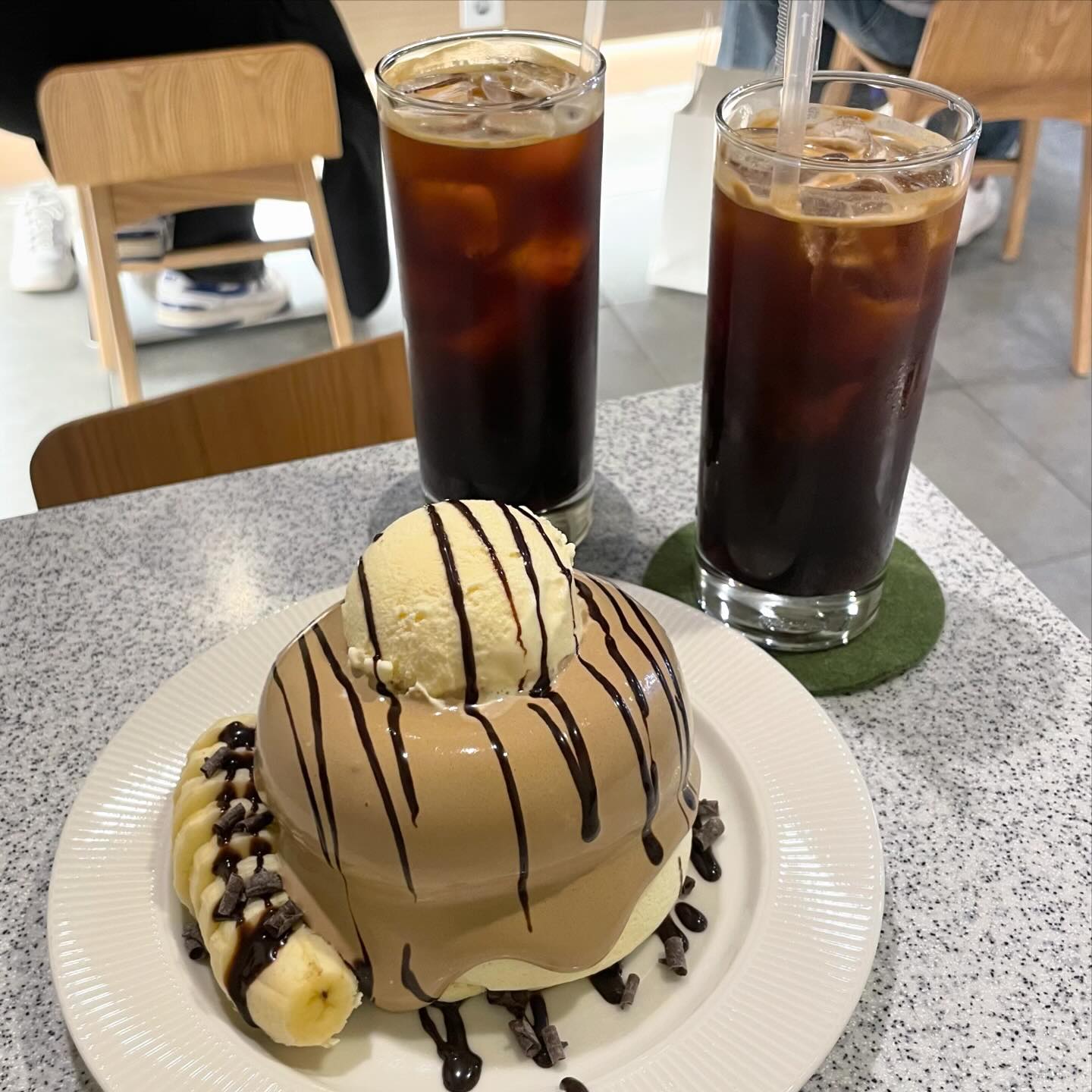 TERSO
•
•
행궁동 찐찐찐 부들퐁신사르르 수플레 맛집🥞:)
골목길 안에 위치한 작은 카페지만, 깔끔한 인테리어와 조용한 분위기가 넘 취저인 곳✨ 특히, 다른곳과 달리 여기 수플레는 특유의 계란비린내 없이 입안에서 사르륵 녹아버리는 식감이 미쳤다🤤(오늘 먹었지만, 또 먹고싶은 맛..!) 
갓 나온 따끈한 수플레와 아이스크림 조합은 말모❤️ 
조만간 또 먹으러 갈 예정ㅎ

아! 테르소가실 분들은 주의해주세요!⚠️
(심쿵할만한 귀여운 뚠냥이가 있거든요🐈)

@나랑 1인 1수플레하러 갈 사람??🙋🏻‍♀️

📝 초코 수플레 16.0
📝 아메리카노 4.5

#테르소 #terso #수플레팬케이크 #수플레팬케이크맛집 #디저트맛집