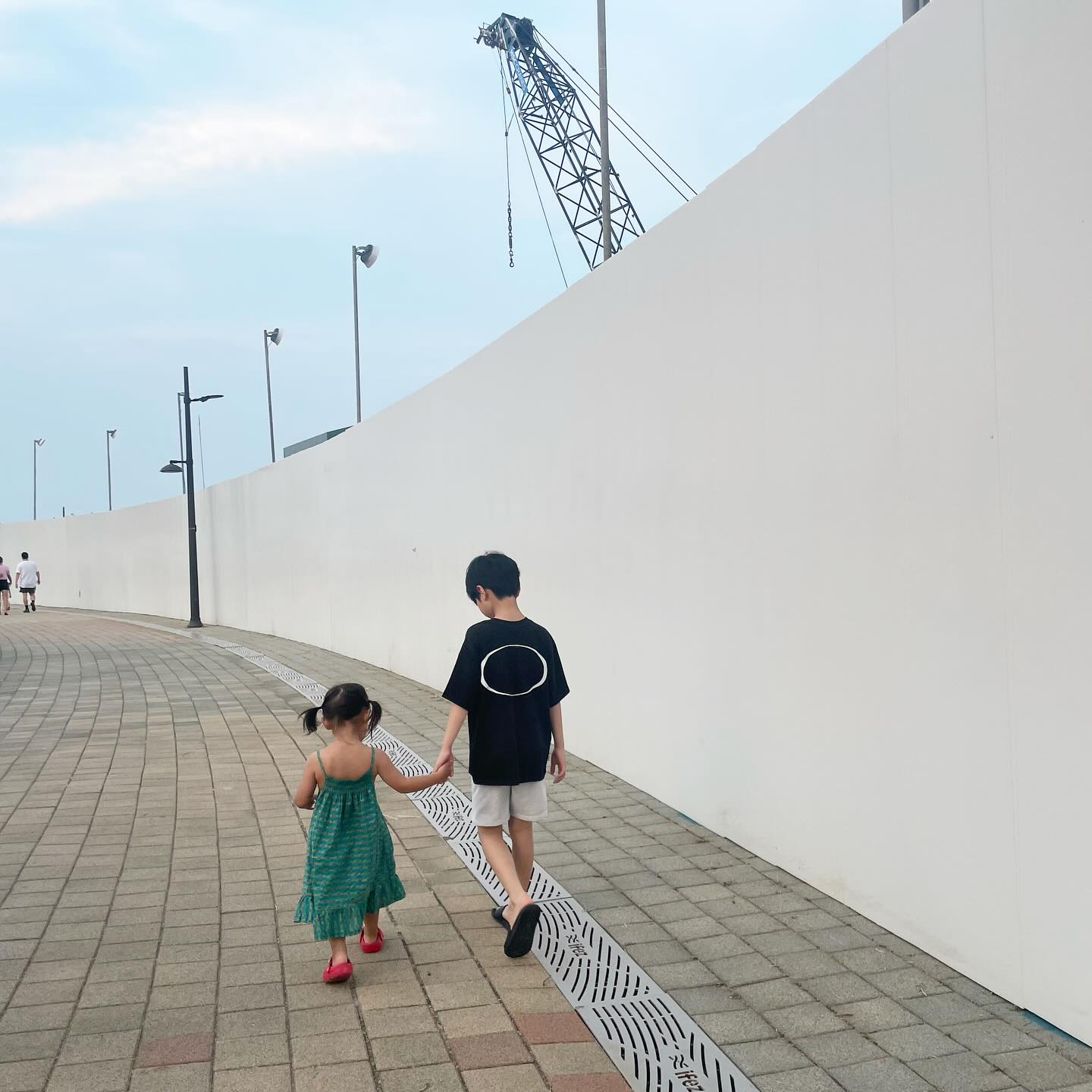 주말일상 #씨싸이드파크물놀이장

태웅이와지훈이가 우리애들 돌봐주는거보고 
진짜많이컸구나 느낀어제

웅이는 딱 윤이나이때였나 4살때였나 처음보고 홈플러스가서
밥도먹고 그랬는데…훈이는 내가업어주면서 왔다갔다하다
내등에서 잠들기도했는데…언제 이렇게커서 외숙모애들을
봐주고 놀아준건지🥹너무잘큰 웅🤍훈

덕분에 우리 오남매는 잠들때도 엄마오늘 물놀이
진짜진짜 재밌었어 라고말해주고 1분만에기절🫠