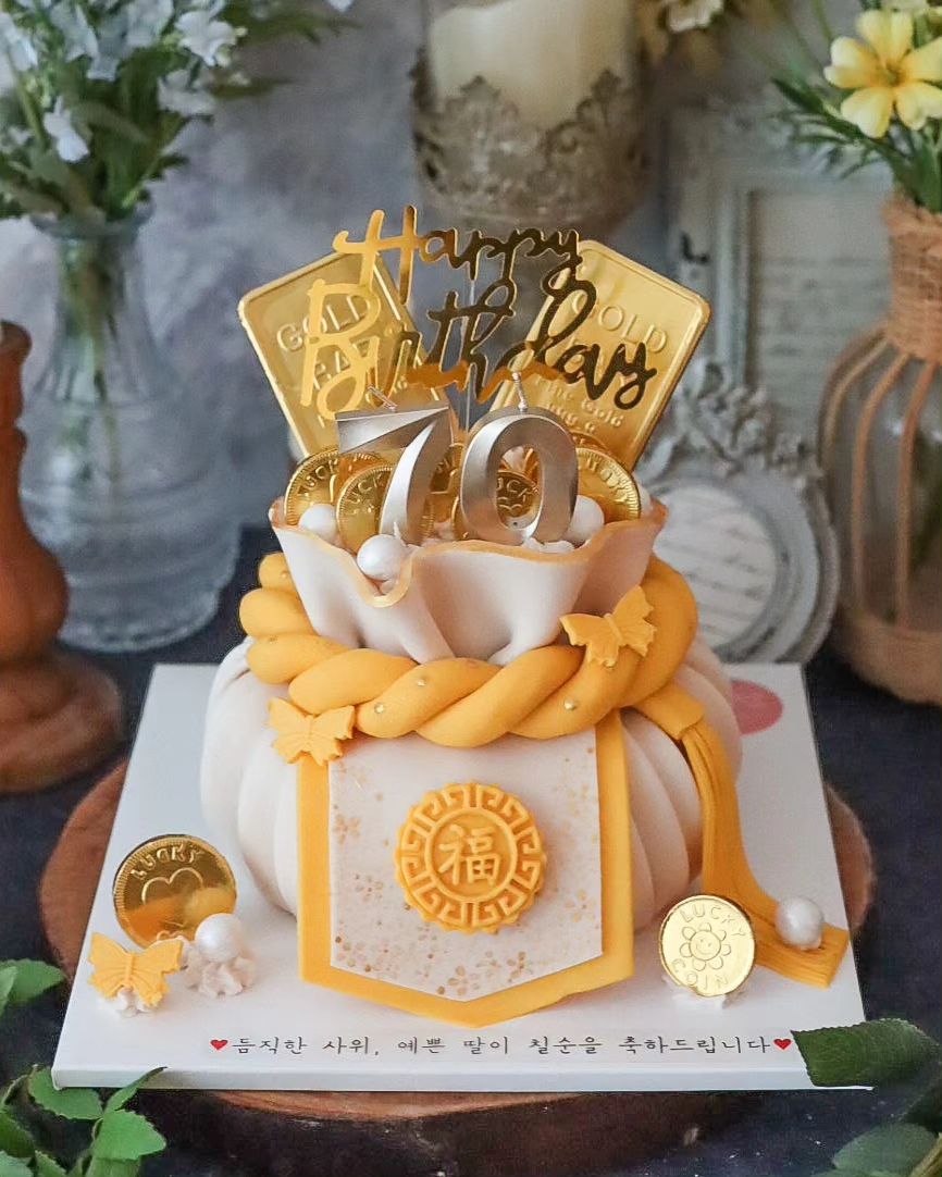 😍 .
케이크정보 👉  1호 골드바보자기케이크 
용돈반전, 숫자초2개 , 투명상자 .

아버님 칠순케이크로 준비하신 
1호 골드바보자기케이크 .

보자기안에는 용돈이 숨어 있는 반전이~~^^ .

골드바,금화는 초콜릿 이며
보자기,떡,앙금까지 모두 드실 수 있는 떡케이크 입니다 .

기쁜날 찾아주셔서 감사합니다 💕 .

.
.
.

🚫디자인 도용을 금지합니다 🚫 

⠀
✅ 주문및 클래스 문의는
카카오플러스친구 👉 댕스플라워케이크
<인스타프로필 바로가기 클릭 😍 >
⠀
디엠❌ 덧글❌ 전화❌
⠀
📍 댕스플라워케이크는 떡공방 입니다.
⠀
고급품종쌀을 직접 공방에서 방아하여 사용합니다.
⠀
1인공방으로 
하루 제작수량이 정해져 있어
100% 예약제 이며 , 
필요하신 날짜가 결정되시면 
빠른 예약을 권해드립니다.
⠀ 

⠀⠀⠀
✔주문제작및 
 원데이클래스 / 취미반 /심화반 /창업반 상시모집 .
⠀
⠀
⠀
⠀
#인천앙금플라워케이크 
#인천떡케이크 
#인천앙금플라워클래스 
#인천보자기케이크
#동인천떡케이크 #신포동떡케이크
#인천생신케이크