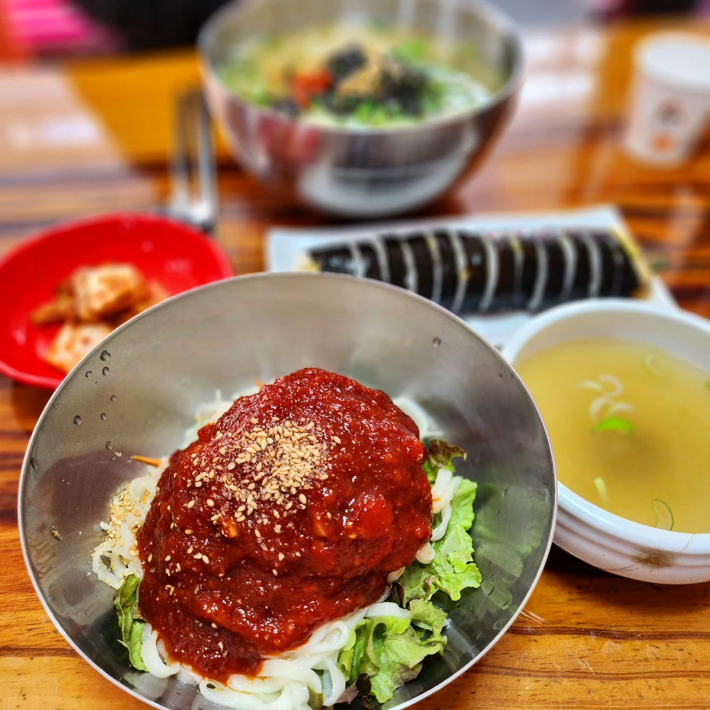 👉#정관 #서연국시락
.
오빠가 좋아하는 스타일 국수집🍜
.
뜨끈하고 진한 육수가 맛있는 물국수에
난 매콤 쫄깃 #비빔칼국수
김밥도 한 줄~
.
배 빨리 꺼지는 국수는 간식!!😆
.
국수에 김빱 촵촵💕
.
.
.
.
.