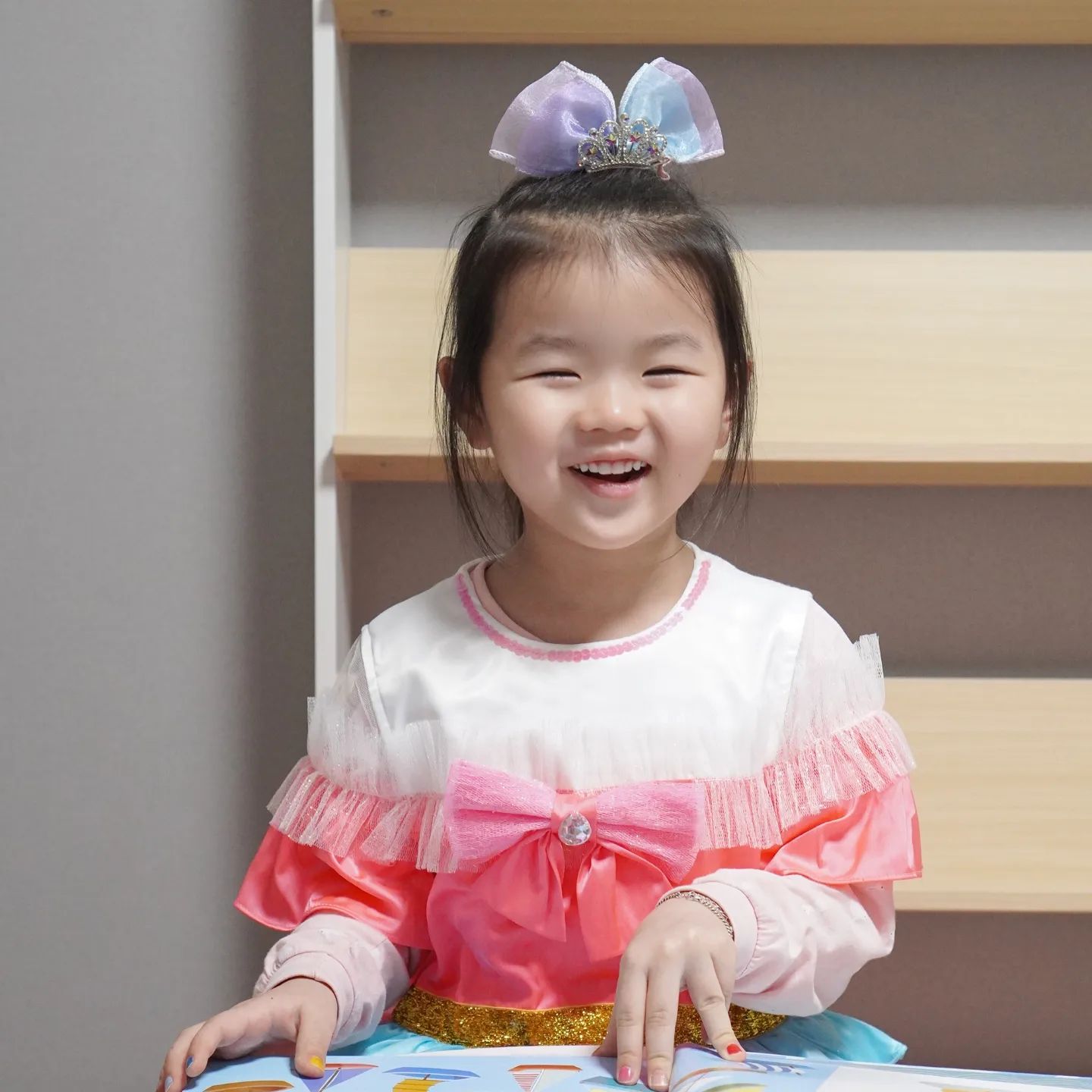 #제품제공 #다독다독과학전집

한쪽 날개가 부러져서 버려진 아기오리인형이 집으로 돌아가는 여정을 따라가면서 쓰레기로 동식물이 아파하는 모습을 볼 수 있는 이야기.

집에서 쓰레기를 버릴 때 종이와 플라스틱, 비닐을 따로따로 재활용하는 이유를 책을 읽으면서 설명해 주니 왜 이렇게 해야 하는지 자연스럽게 알게 되었고,
애봉이도 분리수거를 해보기도 하고 :)

일반적인 과학 원리를 알려줄 뿐 아니라 일상생활에서 쉽게 지나칠 수 있는 이야기들까지 책의 한 주제로 다뤄주고 있어서 아이와 함께 읽어보기에 너무 좋은 다독다독 과학

​
#신간전집 #다산어린이 #유아과학전집 #유아전집추천 #과학전집 #호기심해결 #호기심과학 #과학전집추천 #다독다독과학 #유아책놀이 #유아과학 #호기심과학 #입체과학