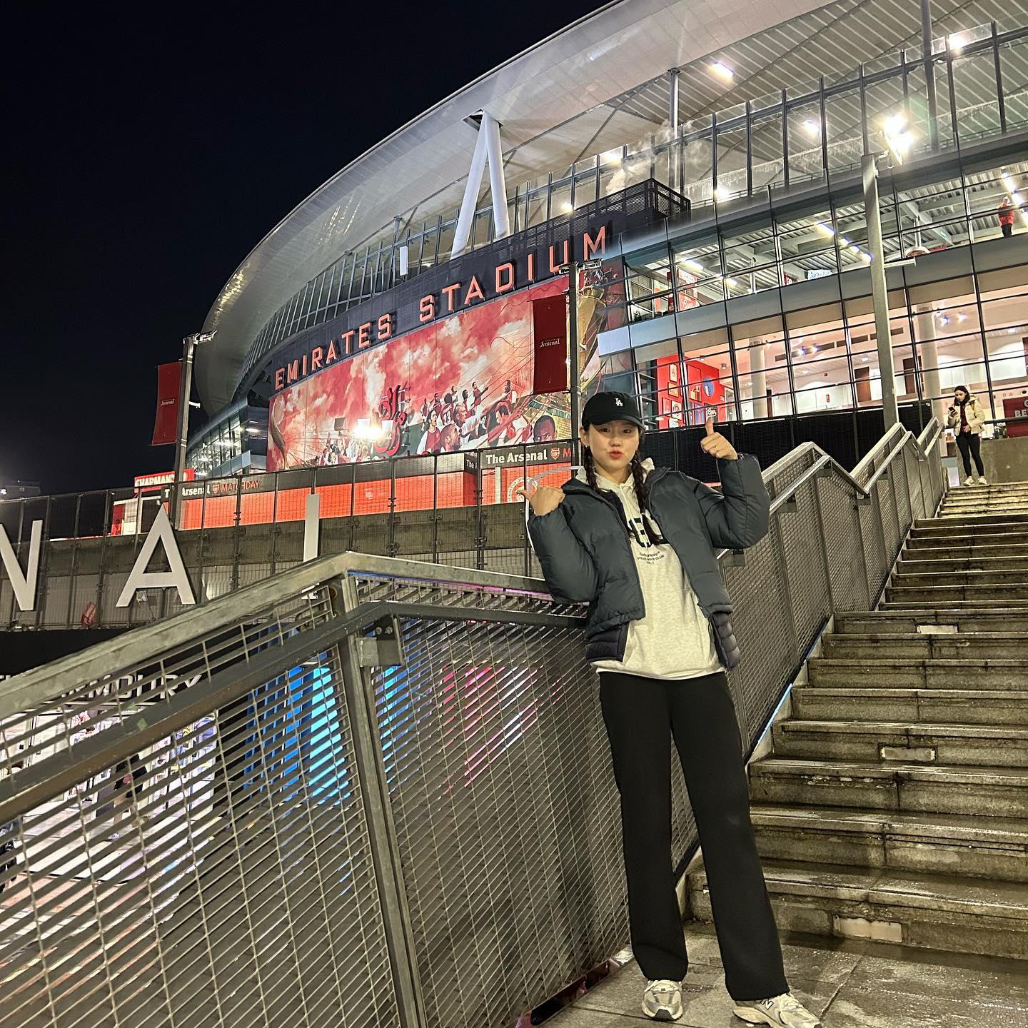 누가보면 나 축구 광팬인줄 알겠네.
아스날vs세비야 경기 보고 아직 한게임 관람이 더 남았다 🥸

버버리에서 주는 샴페인도 마셔보고 
영국에서 뮤지컬도 관람하고, 피시앤칩스에 맥주 한잔도 해보고 
해보고 싶었던것 다 해보는중 

흑흑 감격스럽다.
