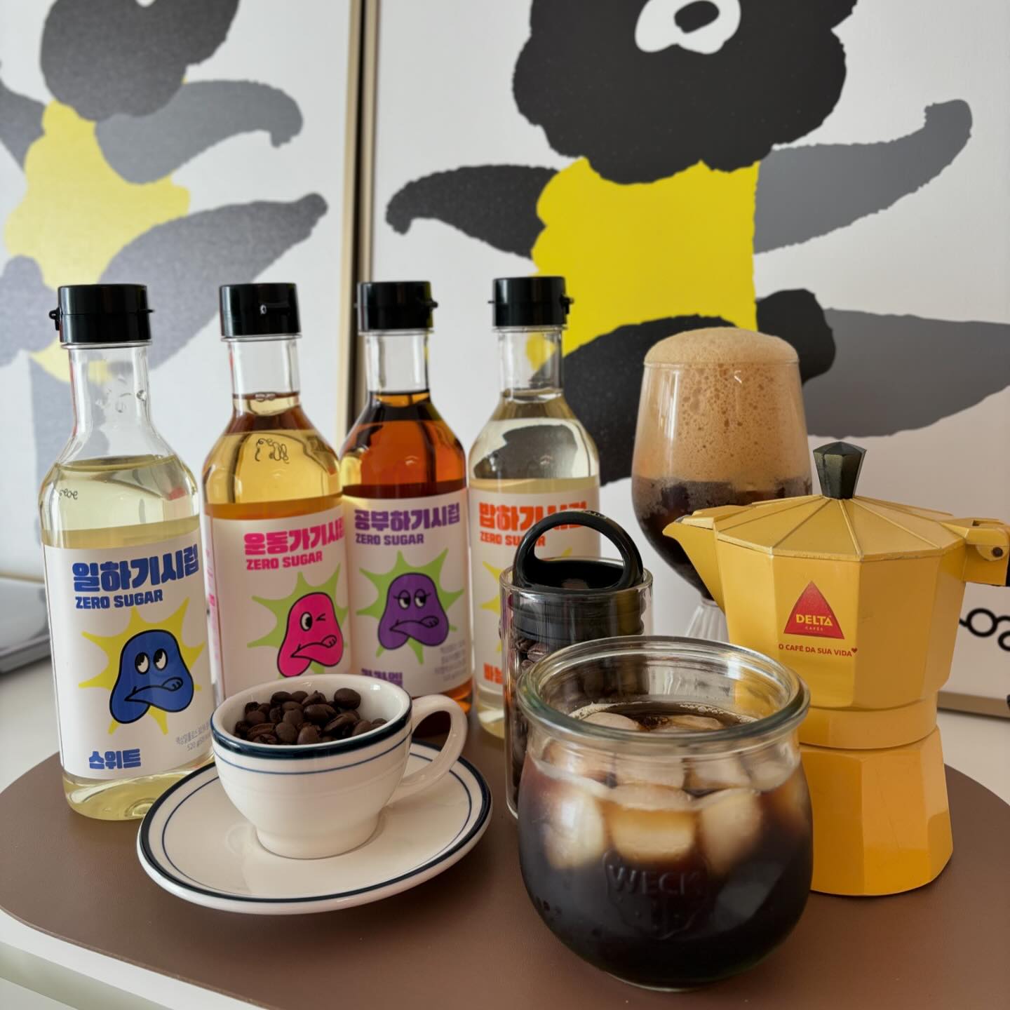 ☕️카페사장이 알려주는 홈카페 레시피ƪ(˘⌣˘)ʃ☕️

삼양사 큐원에서 시럽세트를 선물 받았어요🎁
어쩜 이름부터 밥하기시럽 일하기시럽 공부하기시럽 운동가기시럽
제 마음을 딱 알까요🤣
시럽 조금씩 맛 봤는데 아니 제로가 왜이리 맛있냐구요👀
그래서 언넝 일하기시럽 넣어 샤케라또 한 잔 만들어 먹어 봤죠☺️

요즘 매장에서 인기 옴~~총 많은 샤케라또 
요 레시피랑 요 시럽 이용해서 맛난 커피타임 즐기세요☕️

🍸샤케라또 레시피☕️

👀재료
에스프레소 2샷 혹은 커피60ml
일하기시럽(스위트시럽) 20ml
얼음 컵 가득(일반 크기 10알정도)
칵테일 쉐이커

👀레시피
쉐이커에 얼음을 가득 넣는다.
일하기시럽을 20ml 넣는다.
에스프레소를 2샷 넣는다.
쉐이커 뚜껑을 닫고 100번만 흔든다.
(빨리 많이 흔들면 거품이 더 가득한 샤케라또 완성)
뚜껑 열고 부어주면 끝😎

맛도 있는데 제로슈가 시럽이니 맘 놓고 먹을 수 있죠😊
제로슈가카페시럽으로 홈카페 홈브런치 시럽으로도 추천해요👍🏻
전 일하기시럽 마셨으니 이제 언넝 일하러 🏃🏻🏃🏻‍♀️

#광고 #제로슈가카페시럽 #버터얌 #커피시럽 #삼양사 #큐원 #제로슈가 #홈브런치