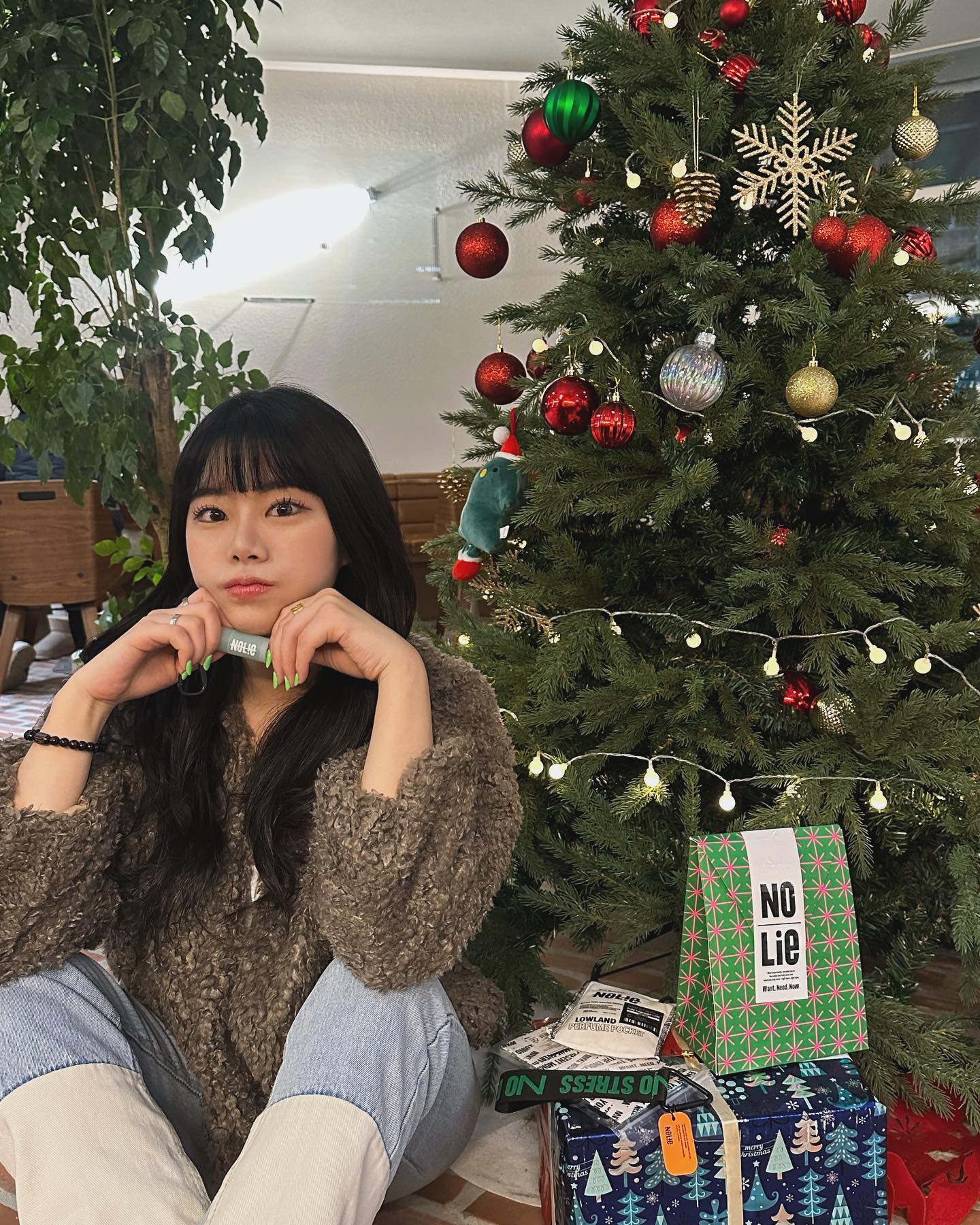 연말 축제 무드를 담은 노우라이 23년 홀리데이 에디션이 2가지 버전으로 출시됐어요 🍃!

보습이 신경쓰이는 계절 겨울, 입술 케어에 제일 필요한 쇼보트 립밤 💄
가방이나 바지에 연출하기 깔끔한
다양한 연출이 가능한 멀티 스타일링 스트랩 👖
배러 댄 퍼퓸 바디 스프릿의 베스트향 2가지를 담은 퍼퓸 사쉐 배러 댄 퍼퓸 포켓 💼

총 3가지 구성으로 예쁘게 포장까지!
핑크, 그린 패키지는 오프라인 매장 현대백화점에서 구매 가능하며
핑크 패키지는 카카오톡 선물하기에도 있다고 해요 ! 🤤💗
.
.
.
#광고 #대구#소통#선물추천 #퍼퓸포켓 #휴대폰스트랩 #데일리#셀스타그램#맞팔#좋아요#좋반#인친#선팔#맞팔#팔로우#노우라이 #nolie #홀리데이에디션 #연말선물추천 #연말선물 #홀리데이 #크리스마스선물 #립밤추천 #비건립밤 
#selca#selfie#daily#ootd#selstagram#instagood#instagram