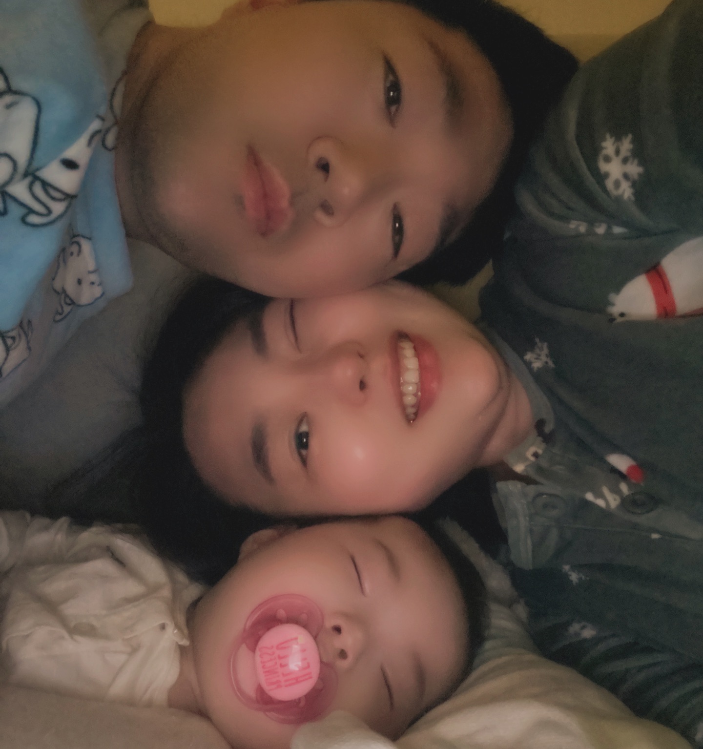 .
안녕 2023년❤️

올 한해는 요요 쪼꼬미로 꽉채워졌네요
엄청 힘들고 몸도 아프고 그랬는데
쬐끄미 웃음 한번으로 다 치유되는 그런 마법❤️

윰빠랑 둘이서 소소하게 와인한잔 하다가
갑자기 필받아서 자고 있는
윰니랑 사직 찍었어요 ㅋㅋㅋ

갑자기 눈떠서 시껍친건 비밀 ㅋㅋㅋ 다시 ZaRa…💤

내년엔 더 행복한 한해가 되길 기도하며
Good bye 2023 ❤️

이 글 보시는 모든 분들도 행복 가득가득 하시길❤️

#한해마무리 #goodbye2023 #연말 #가족사진 #윰니네