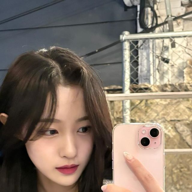 김민지 on Instagram: "#광고 비바브라운 스웨이드자켓🤎 루즈~오버핏에 크롭 기장이라 핏이 넘 예뻤어용!! 재질도 부드럽고 은은한 광택감이 고급스러운 무드를 줘서 더 예뻤답니