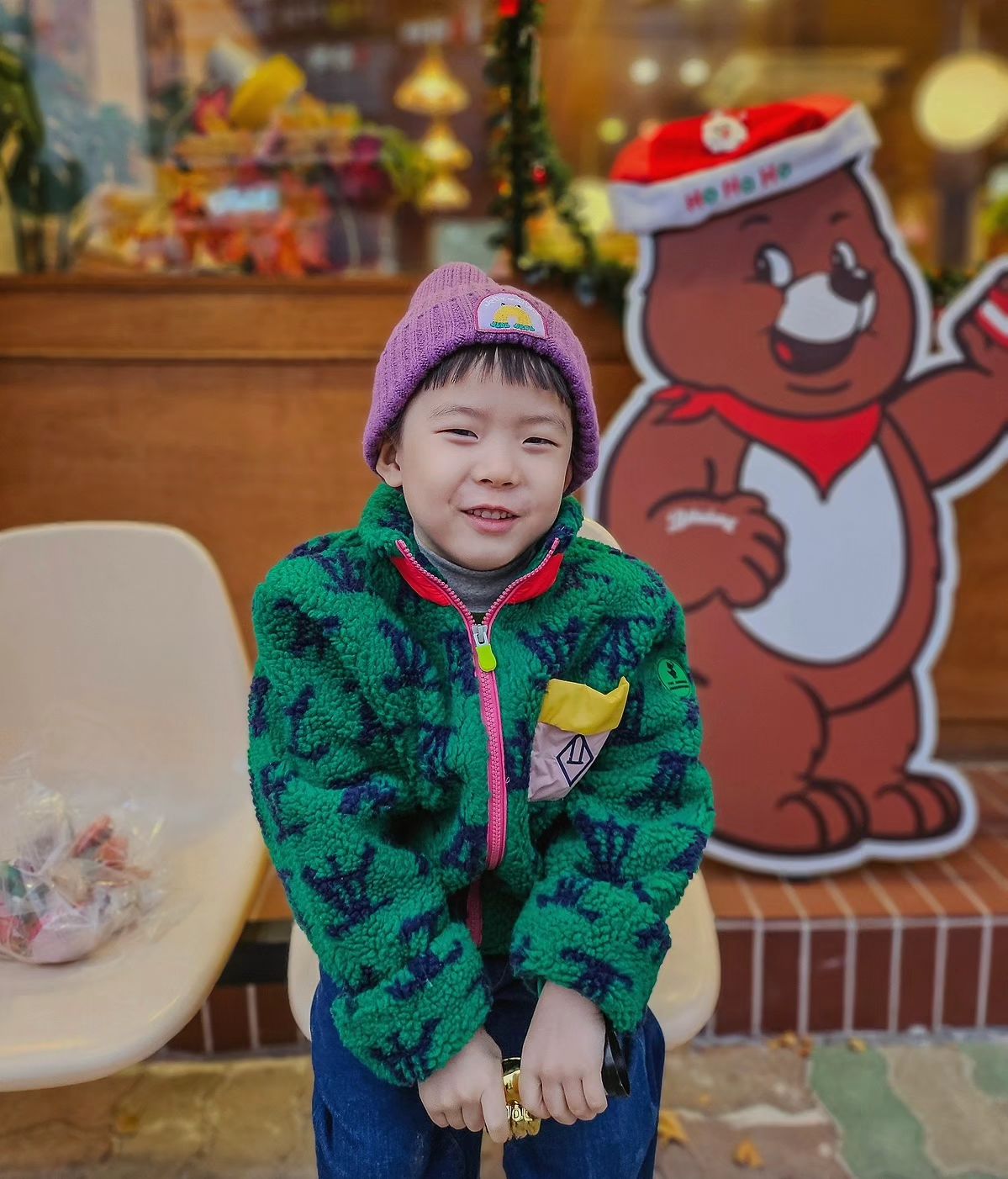 대박이의 크리스마스룩 💚
크리스마스 연휴때 아파서 집콕했는데
미리 사진 담아두길 잘했네요😋⠀

⠀
사진첩 보다가 ✔️타오 뽀글이 너무 예뻐보여서
뒤늦게 피드에도 올리고 블로그에도 리뷰했어요✍🏻
대박이룩은 hanstyle.official 𖤐 theanimalsobservatory ⠀

⠀
올해는 인테기에서 벗어나 열심히 소통해야겠어요
2024 새해 복 넘치게 받아요 우리🫶🏻🎁✨⠀

⠀
⠀

⠀
#타오 #theanimalsobservatory #tao #한스타일키즈 #한스타일크루 #서비스제공 플러스 #내돈내산 #육아인플루언서 #육아소통