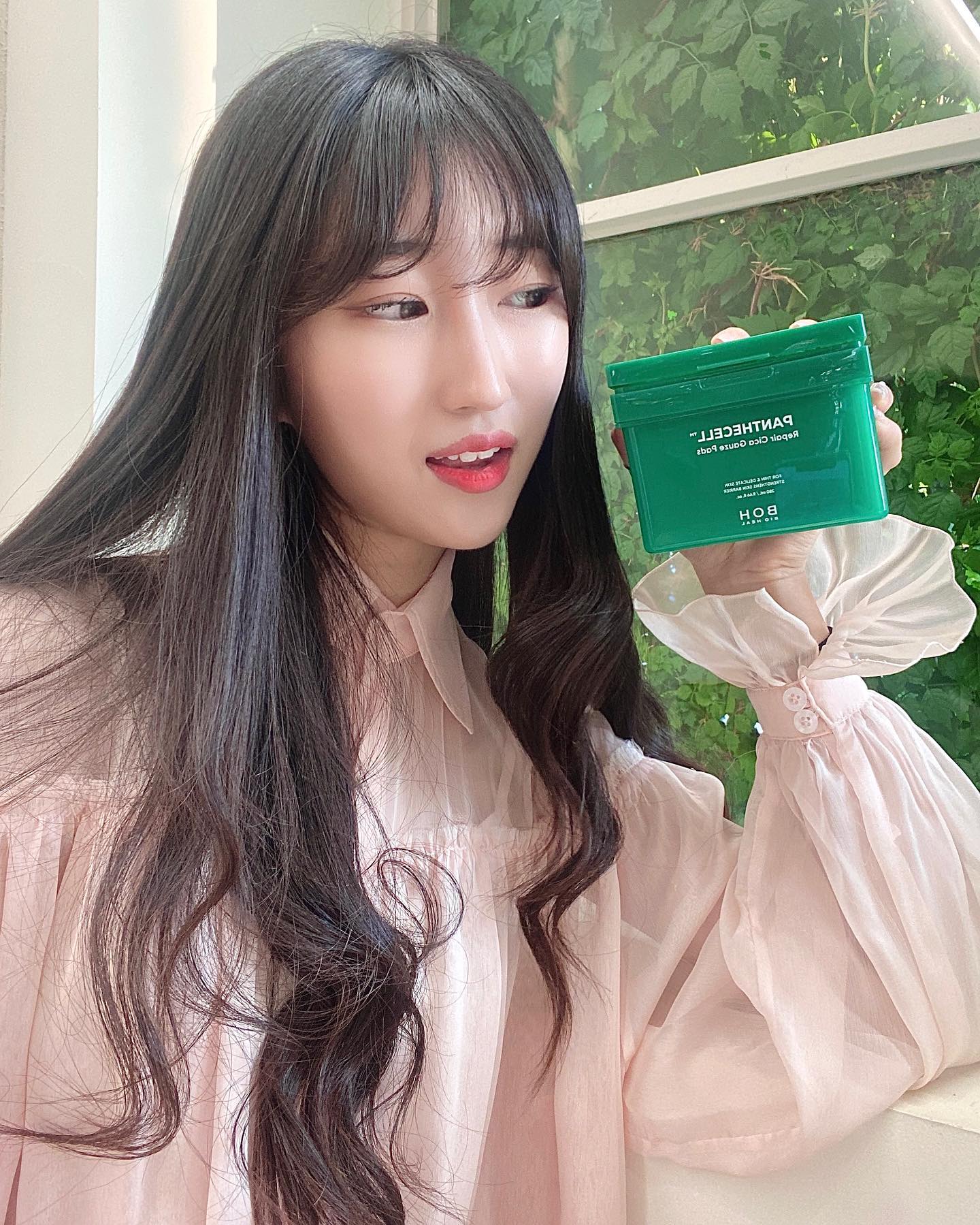 #협찬 #광고

요즘 제가 사랑에 빠진 ,, 브랜드 = 바이오힐보 2탄 💚
bioheal.boh_official

2탄은 🫶🏻 바이오힐보에서 뉴 업그레이드 되어 돌아온❗️
판테셀 리페어 패드 🥚 를 써보았는데요  ˘͈ ᵕ ˘͈ ♡
(심지어 본품이랑 리필이 세트라구 ? 오마갓 🤷🏻‍♀️💘)

여성분들이라면 분명,, 공감 하실꾸에요 ᵒ̴̶̷̥́ ̯ ᵒ̴̶̷̣̥̀ 
늘 예민하지 않더라도 한달에 한번씩 꼭 .... 찾아오는 피부 뒤집힘 🥹 가끔 그런 민감피부 때문에 스트레스 받고 있었는데 🥹ྀི
판테셀 너 증말 ..... 사랑꾼 그 자체 (?) 😛♥️

🧏🏻‍♀️ 점점 얇아지고 민감해지는 피부를 위해 두께까지 연구한 판테셀 리페어시카™ 거즈패드 !! 💜

에센스를 가득 머금고 있는 거즈 패드 좀 봐쥬세요 🥹🥹 쵸크쵸크함이 영상에서도 충분히 보이죠 ? 😝

보통 저는 바로 닦아내는 스킨, 에센스토너만 사용했었는데 와 거즈 패드 이거 한번 빠지니 못 헤어나오겠더라구요 .....? 패드 붙여놓고 머리 말리기 ㅋㅋㅋㅋ 💆🏻‍♀️💆🏻‍♀️

그리구 2분할도 되기 때문에, 코나 턱 같은 작은 부위는 분할 해서 착붙 해놓으면 돼요 💖
패드만 사용해도 꽉 찬 보습감과 촉촉한 느낌, 피부가 알아서 느끼더라구요 👀🩶🤍

감히 제가 장담하건대 손상 피부의 해답 = 판테셀™ 리페어시카 거즈패드 라고 자신있게 말씀 드려요 🧖🏻‍♀️

🔎 판테놀의 진정 효과 🔍
♚ 얇아져 민감해지는 피부장벽 손상 개선에 도움을 주는 독자성분 판테셀™
♚ 피부 두께 개선 테스트 완료
♚ 물리적 자극으로 인해 손상된 피부 진정 및 장벽 개선 테스트 완료
♚ 여드름성 피부 사용 적합! 논코메도제닉 테스트 완료
♚ 민감성 피부 대상 자극 테스트 완료

저랑 커플템 쓸 공주우 ~~~~? 👸🏻💖💖💖