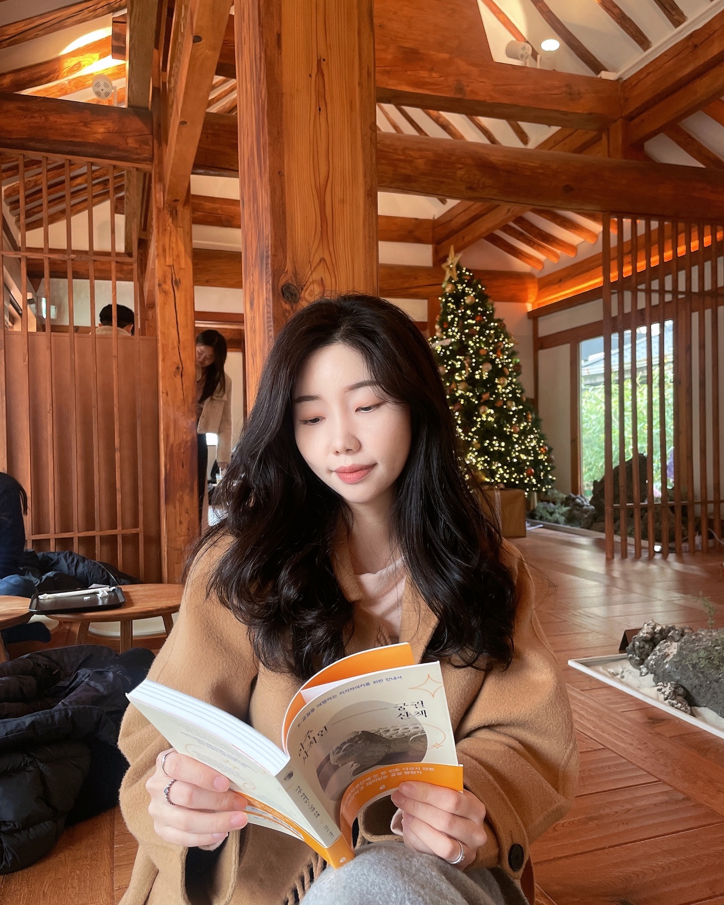 📗

책과 잘 어울리는 한옥카페에서
책읽는 시간⛩️

띠뜻하게 내리쬐는 햇볕
그 옆의 부드러운 나무와 풀들.

이런 고궁을 어떻게 거부할 수 있을까.

#독서 #7일챌린지 #흐린날도좋아0103 #책추천 #아주사적인궁궐산책
