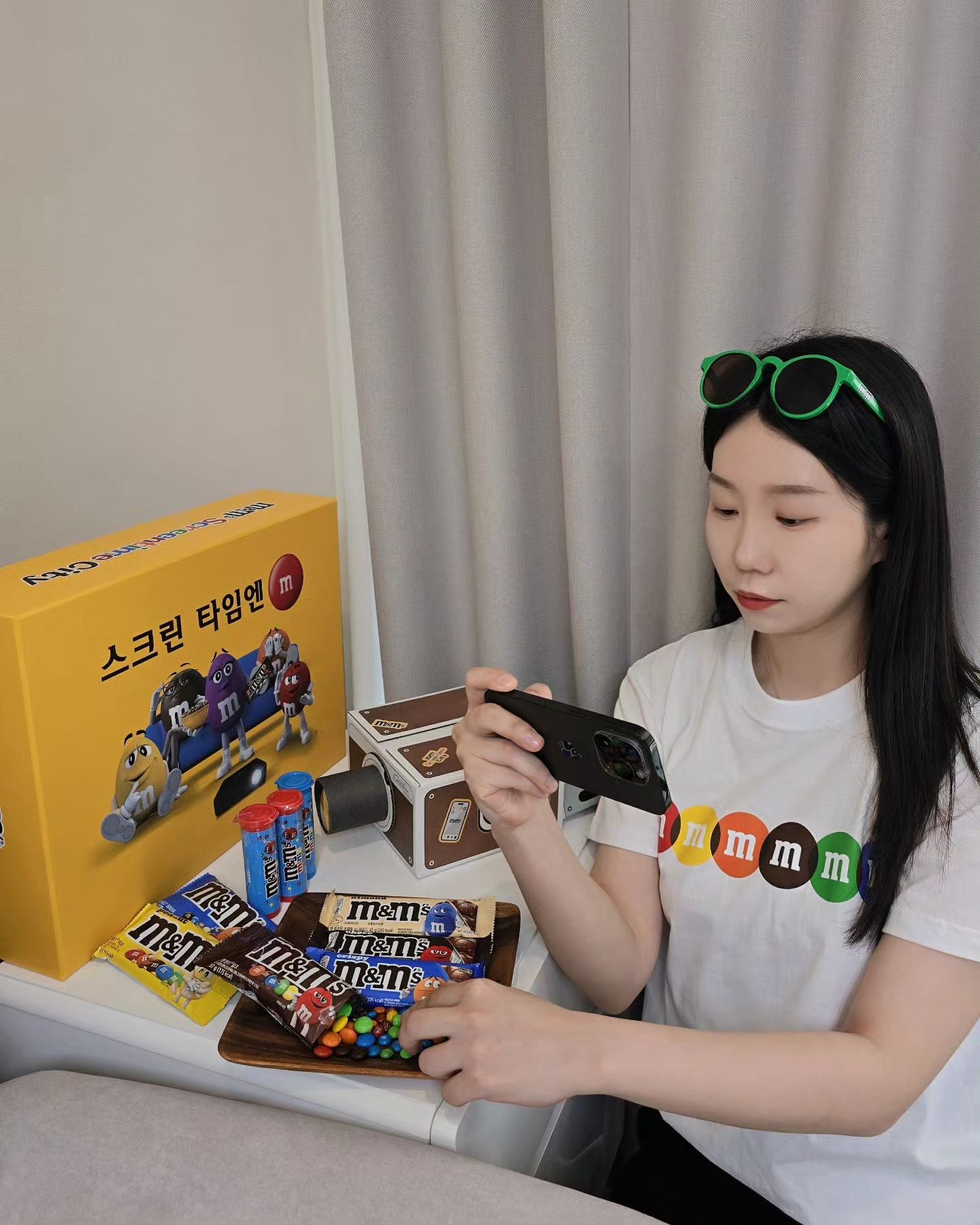 #광고 marskorea_chocolate
요즘엔 언제 어디서나 OTT 등으로 영화, 드라마와 같은
다양한 영상 콘텐츠를 즐기죠? 이러한 시간이 바로 스크린타임!
원래 이렇게 스크린타임을 즐길 때 입이 심심한 거 저만 그러나요?
저는 엠앤엠즈 스크린타임 키트와 함께
드라마 눈물의 여왕을 보면서
보다 달콤하게 드라마에 몰입했는데요!😊

엠앤엠즈 초콜릿은 손에 묻지 않고
한 입에 쏘옥 들어가는 크기라
드라마 시청에도 딱 적합하더라고요!
맛도 좋아서 순식간에 없어져 버리는 건 함정..!🤭

저처럼 엠앤엠즈 스크린타임을 즐기고 싶으신 분들께
소식 하나 알려드릴게요!
나의 콘텐츠 취향과 스크린타임 타입을 알아보고 
다양한 즐길 거리가 있는 엠앤엠즈 팝업스토어가
성수에서 열리는데요!💛🧡💛🧡

뷰티플너드, 피식대학, 빵송국&유스데스크의
스페셜 프로그램도 준비되어 있으니
여러분들도 들러보시길 바랄게요!👋

<엠앤엠즈 스크린타임 CITY>
🔹️날짜 : 5월 15일 – 5월 19일
🔹️시간 : 오전 11시 ~ 오후 7시 30분
🔹️장소 : 스페이스 257 / 성동구 연무장길 90 

#엠앤엠즈스크린타임 #엠앤엠즈 #성수동핫플 #성수핫플 #성수동핫플레이스 #엠앤엠즈팝업스토어 #팝업추천 #엠앤엠즈초콜릿