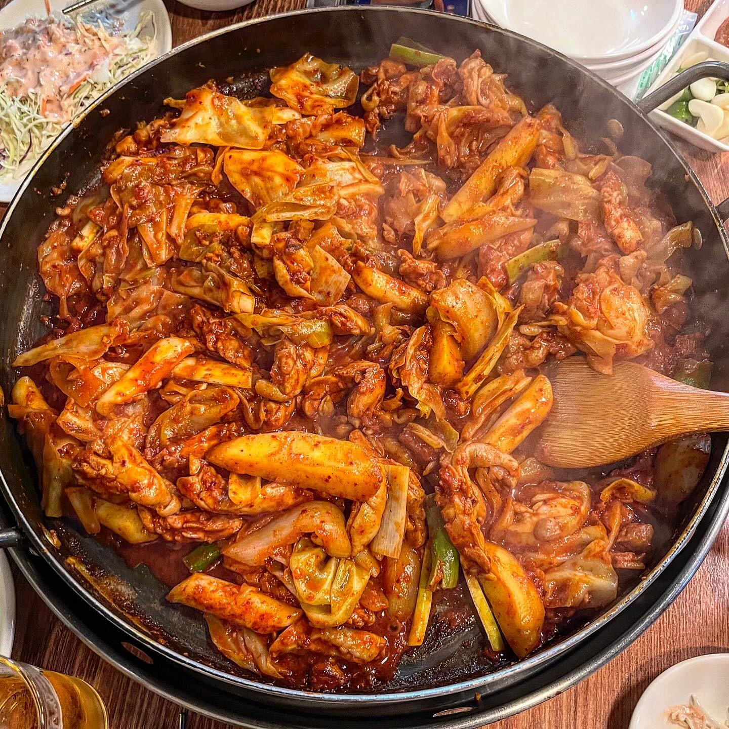 노원에 위치한 “춘천골닭갈비” 다녀왔어용💝

✔️닭갈비 1인 ₩14,000
✔️묵사발 ₩5,000
✔️볶음밥 ₩2,500

1월1일부터 닭갈비가 너무 생각나서 급하게 검색
해보고 다녀온 곳🥹 결론은 대만족!! 너무 맛있
게 볶음밥까지 싹싹 긁어먹고 왔어용👏🏻👏🏻👏🏻

카레향이 약간 섞인 양념장에 양배추와 양파, 고
구마와 떡사리 듬뿍!! 다 볶아져서 나와 먹기 편
리하구용~~상추에 다 넣어서 고추 올리고 쌈싸
먹으면👍🏻👍🏻

묵사발은 오처넌밖에 안하는데 닭갈비랑 조합 
말모니까 추천해요! 착한사람 눈에만 보이는 하
트 볶음밥은 기본으로만 해도 존맛탱💕

📍서울 노원구 상계로 90 마블러스1빌딩 1층 
⏰매일 12:00-24:00

#노원닭갈비 #서울닭갈비 #🐓 #닭갈비맛집 #철판닭갈비 #서울맛집 #노원 #노원맛집추천 #노포갬성 #맛집추천