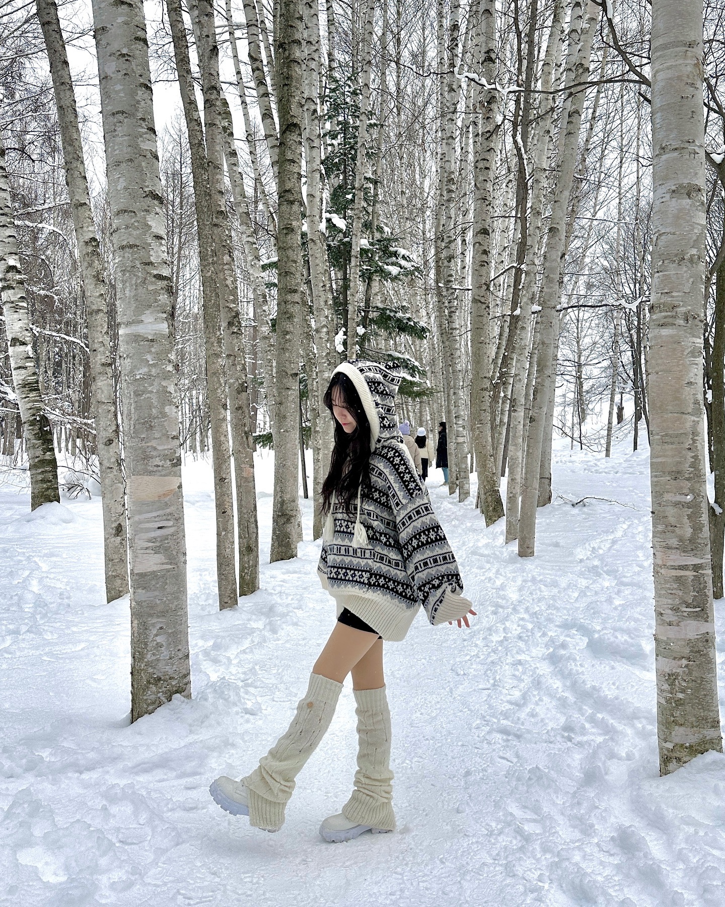 연휴기간에 호다닥 다녀온 삿포로❄️
#삿포로겨울여행

하얀 눈밭에는 노르딕 패턴 니트가 찰떡이죠🤍
추우니까 레그워머로 포인트 주면
겨울철 따뜻한 니트룩 완성♥︎