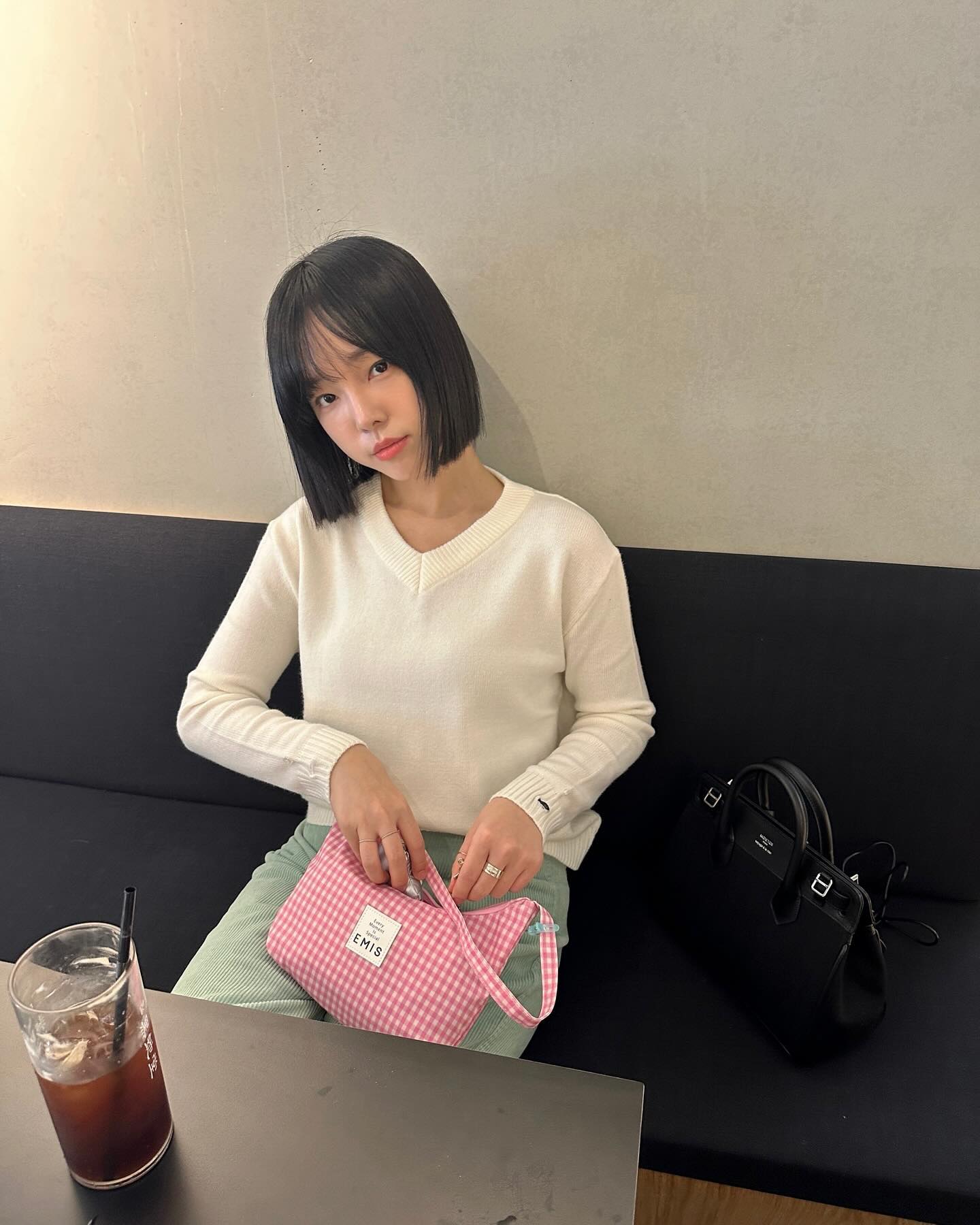 키티 키링이 떨어져버려서 속상… 광복이가 사진 안찍어줘서 속상…
그래도 셋이 오손도손 햄볶했던 주말🤍🤍🤍

#헤이리마을 #파주애견동반카페 #selfie #ootd #date #fashion #fashionstyle #fff #Kkk #일상 #데일리룩 #패션 #패션소통 #오오티디 #패션모델 #패션블로거 #패션인플루언서 #dailylook #데이트룩 #이미스 #이미스체크호보백 #키티키링 #빈티지디카 #소니사이버샷 #올림푸스 #라마로 #데베시용 #썬더탱크 #마리떼프랑소와저버