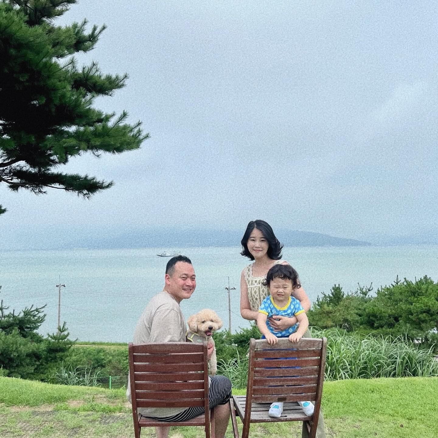 🏷️ 강화도 여행 🩵🐳🫧

이번휴가는 멀리안가구 
가까운곳 하루씩 가는코스로 계획 .ᐟ 
육아동지 울엄마 하루 월차내구 
함께라 더 행복해따 헤헤

항상 망고딸래미와 함께라서
더 열심히 알아봐야하는 애개맘
(망고사람많은곳 넘 싫어함 ㅠㅠ)

평소에 고즈넉한곳 너무 좋아하는데
물멍하기도 좋구 
차니 뛰어놀기도 좋아서 행복해따 :)

#우리의 #여름
