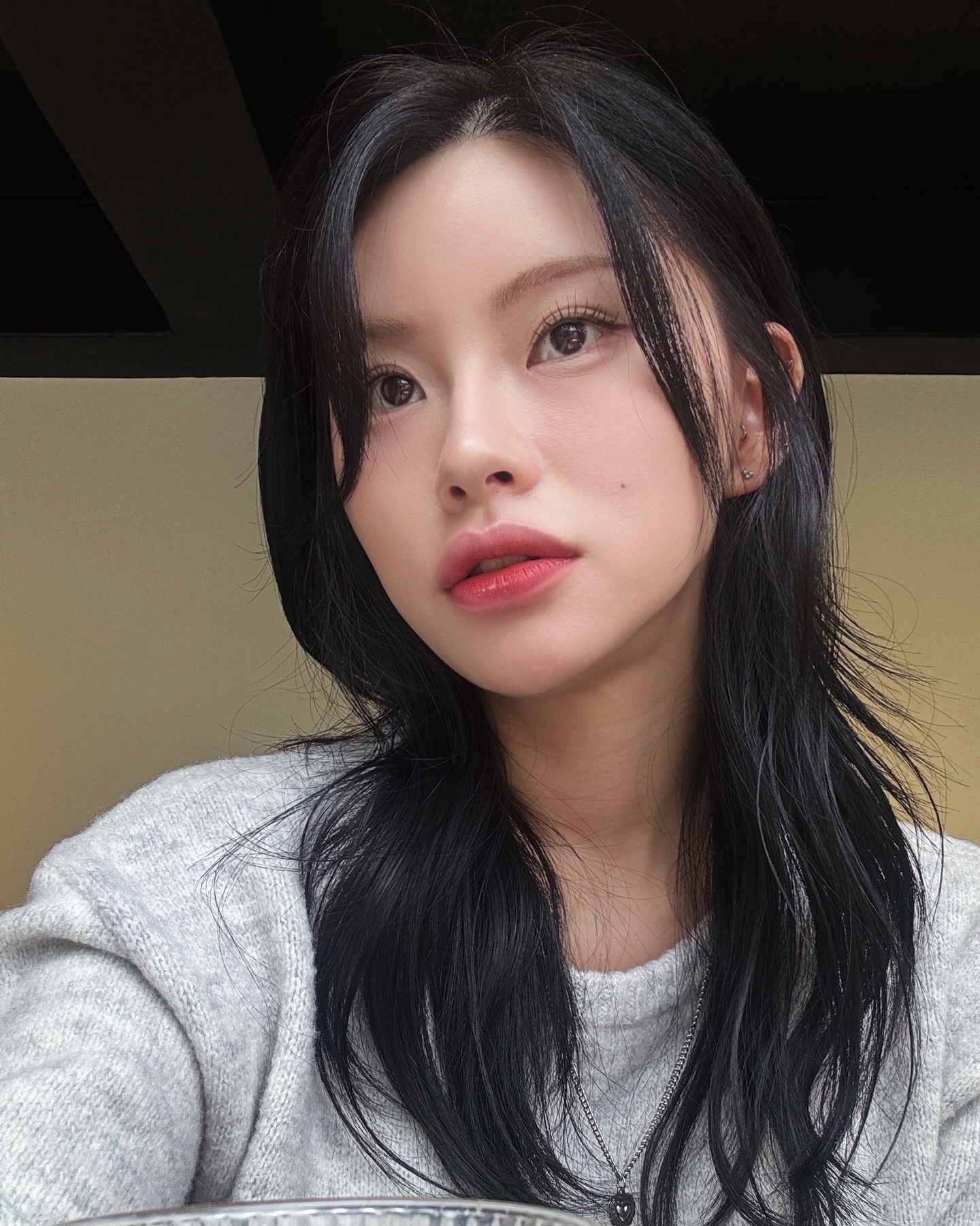 -
beontime.official 
#제품제공 #ad 

드뮤어 좋아해요 여러분 ❔

채도 높은 립보단 차분하지만 광택있는 립이 끌리는 요즘 ✨
#비온타임 #비건플럼피플럼퍼 로 가볍게 메이크업 해봐요 - 

아프지 않게 플럼핑도 되고 색감도 딱 드뮤어 스타일 ••• 🩰💗
무엇보다 고광택 필름포머로 끈적임없이 지속되는 광택과 
실리콘 스프레더가 징짜 말랑해서 계속 바르고 싶달까 ☁👀️

망고씨드버터, 토코페놀, 시트릭애씨드가 함유되어 
고기능 슬로우에이징 효과까지 있다니 입술 주름 절대 지켜 - 🧚🏻🫧

#beontime #플럼핑립밤 #글로시립 #실리콘팁 #립밤추천 #플럼핑틴트